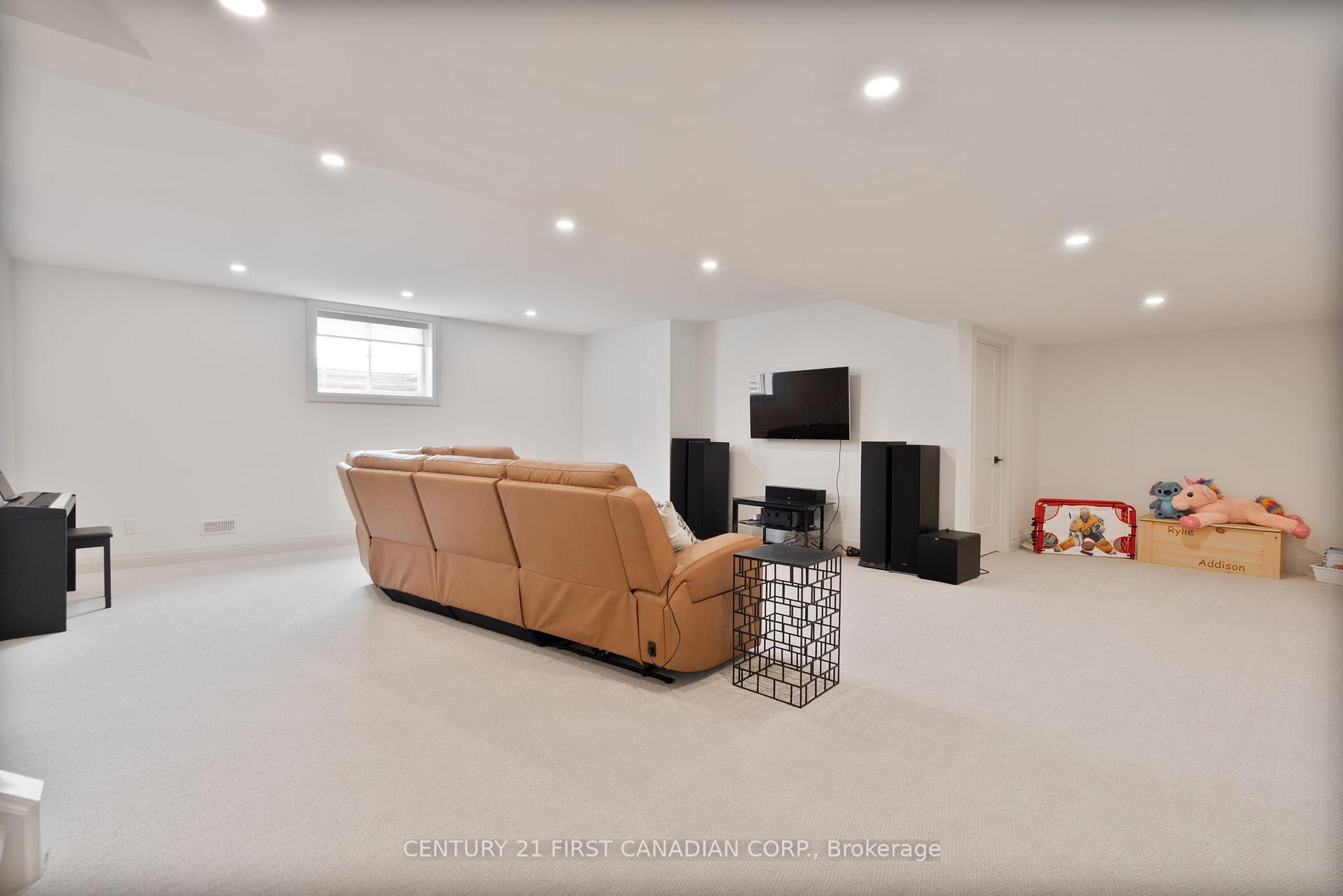Photo 33 of 24 Postma Crescent, North Middlesex, Ailsa Craig — HOMEH