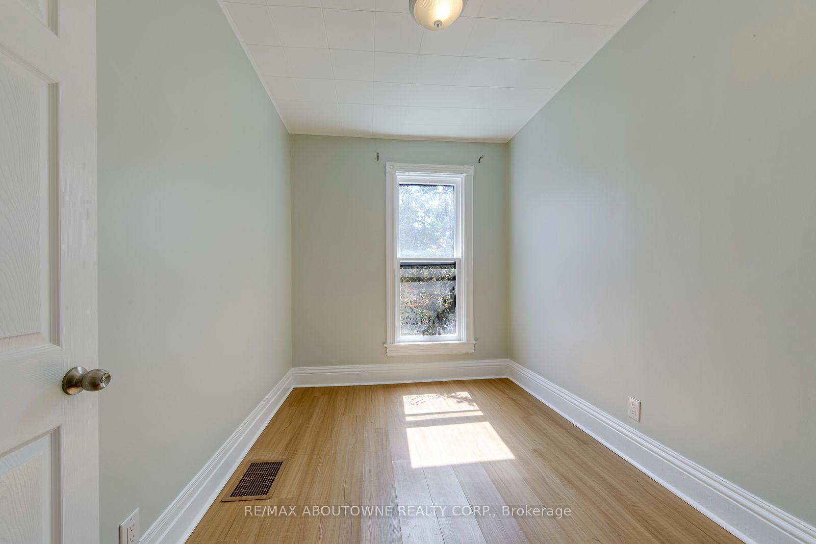 Photo 14 of Unit Unit 2, 100 Grant Avenue, Hamilton, Stinson — HOMEH