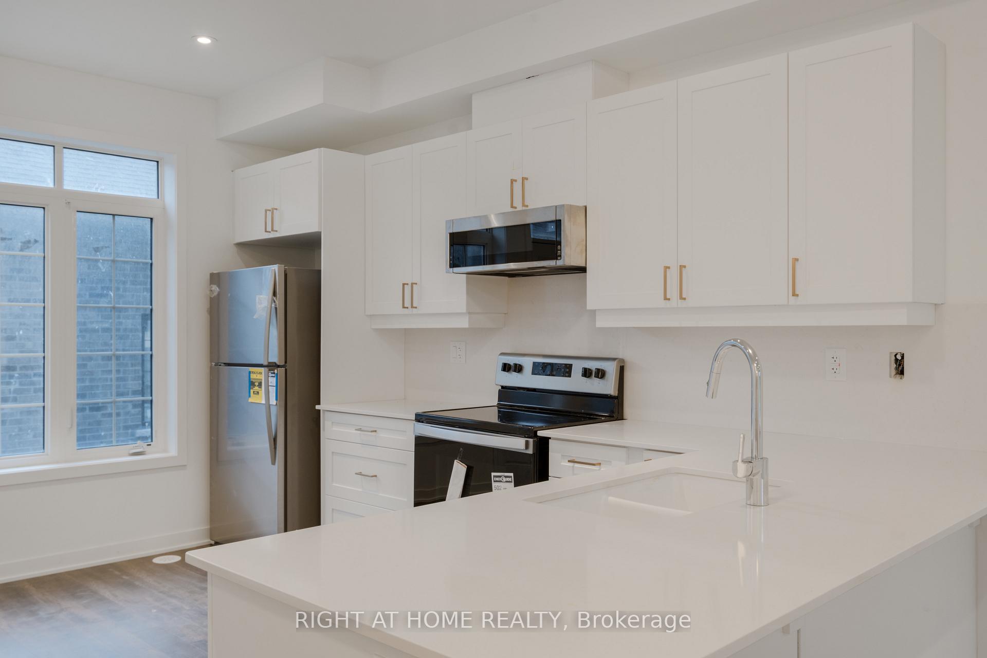 Photo 4 of 13 Selfridge Way, Whitby, Downtown Whitby — HOMEH