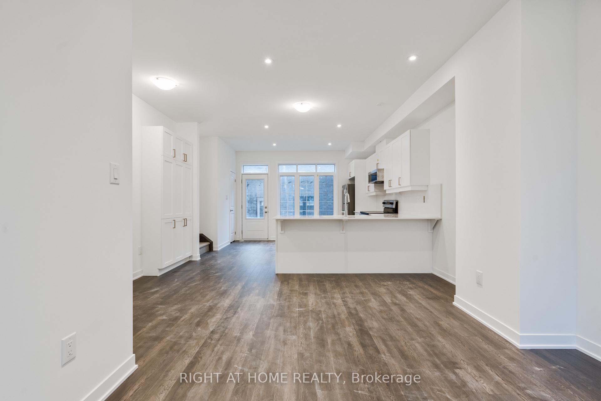 Photo 6 of 13 Selfridge Way, Whitby, Downtown Whitby — HOMEH