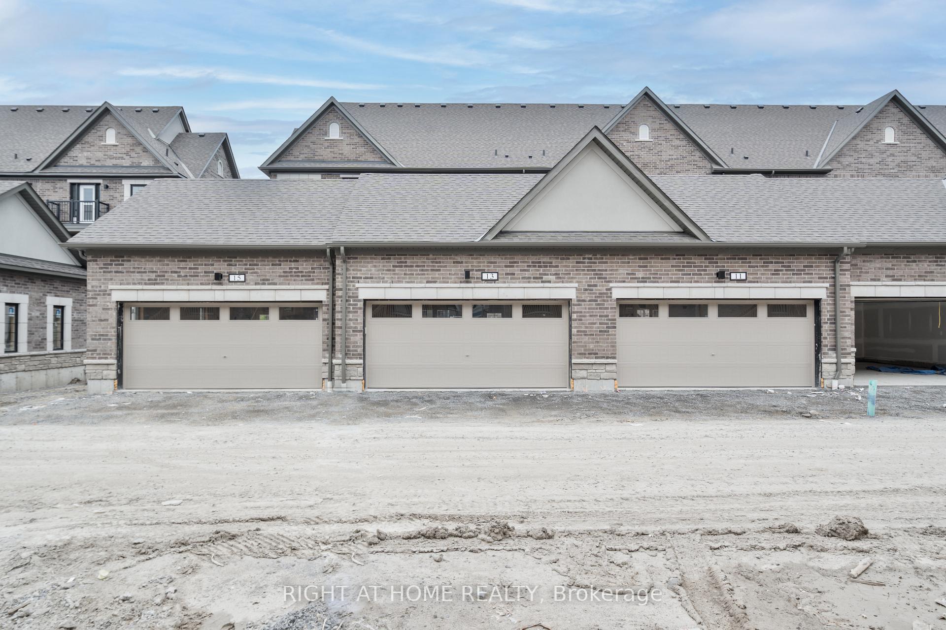 Photo 35 of 13 Selfridge Way, Whitby, Downtown Whitby — HOMEH