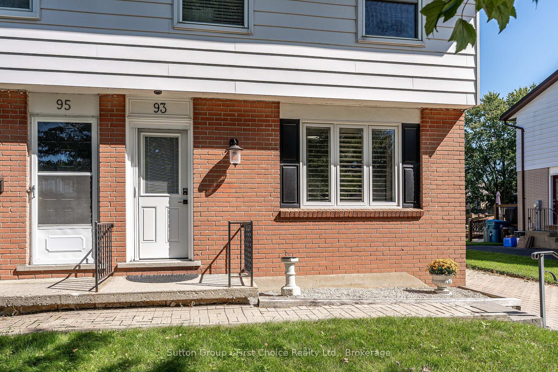 Photo 2 of 93 Kemp Crescent, Stratford — HOMEH