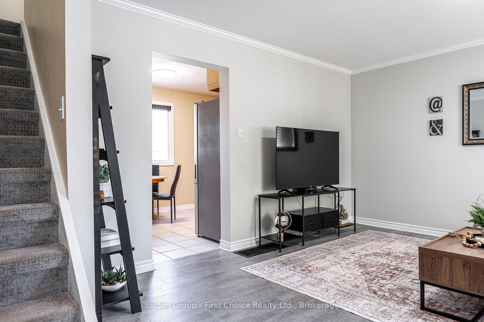 Photo 3 of 93 Kemp Crescent, Stratford — HOMEH