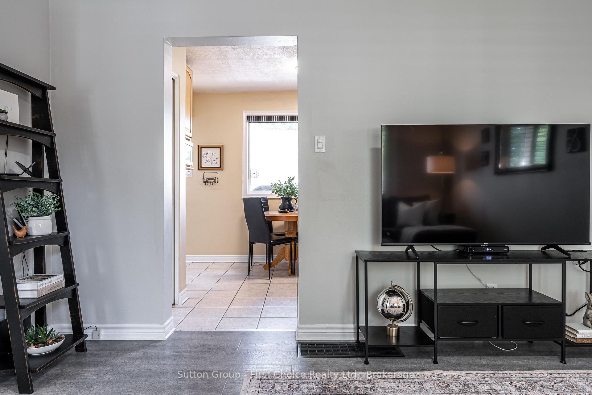 Photo 7 of 93 Kemp Crescent, Stratford — HOMEH