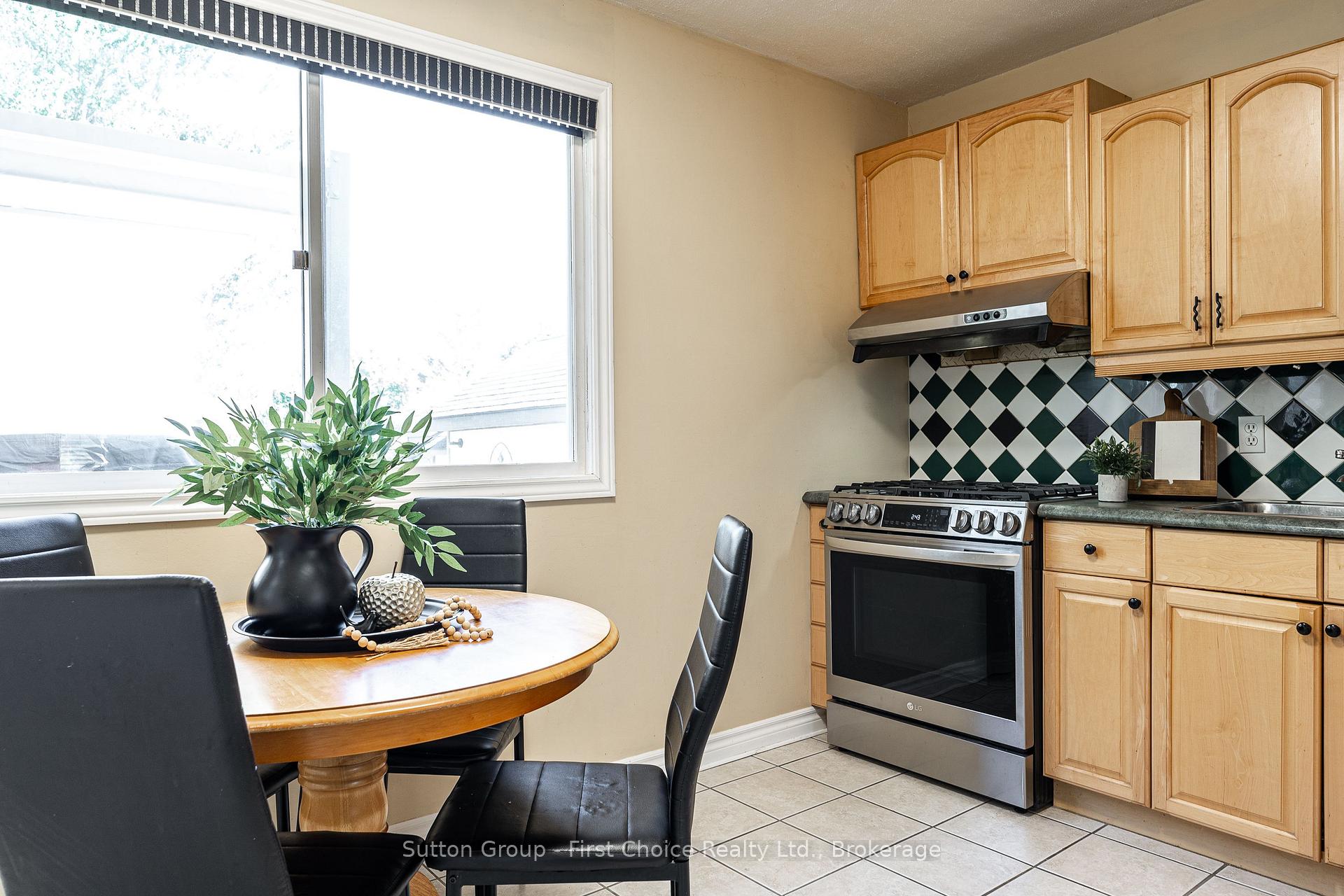 Photo 8 of 93 Kemp Crescent, Stratford — HOMEH