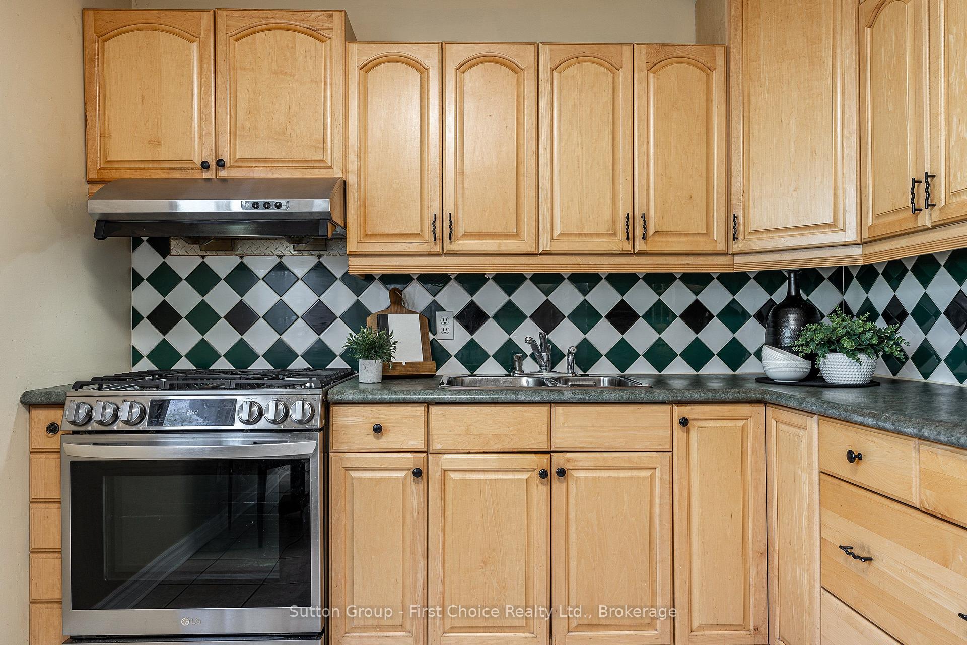 Photo 9 of 93 Kemp Crescent, Stratford — HOMEH