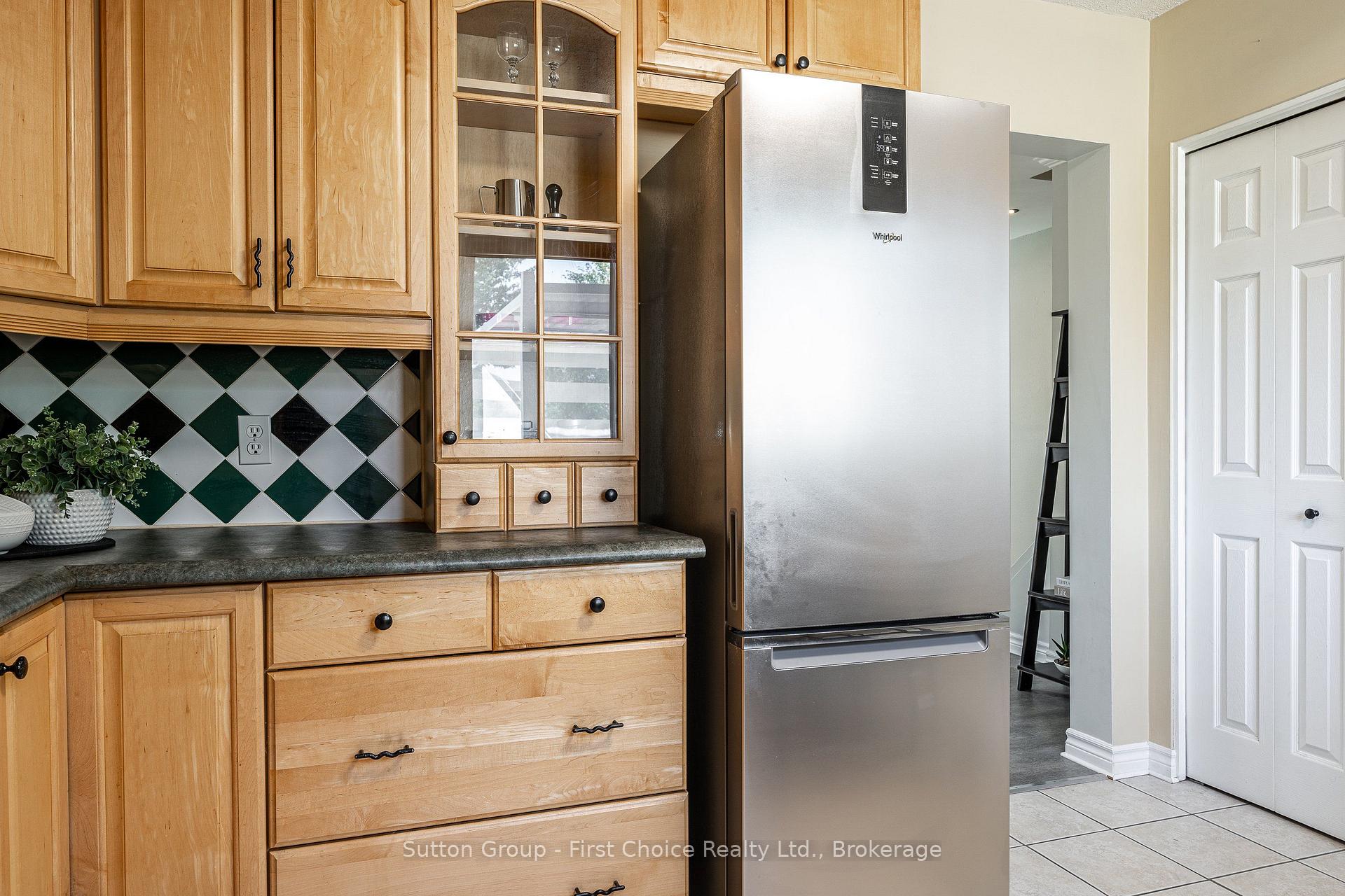 Photo 10 of 93 Kemp Crescent, Stratford — HOMEH