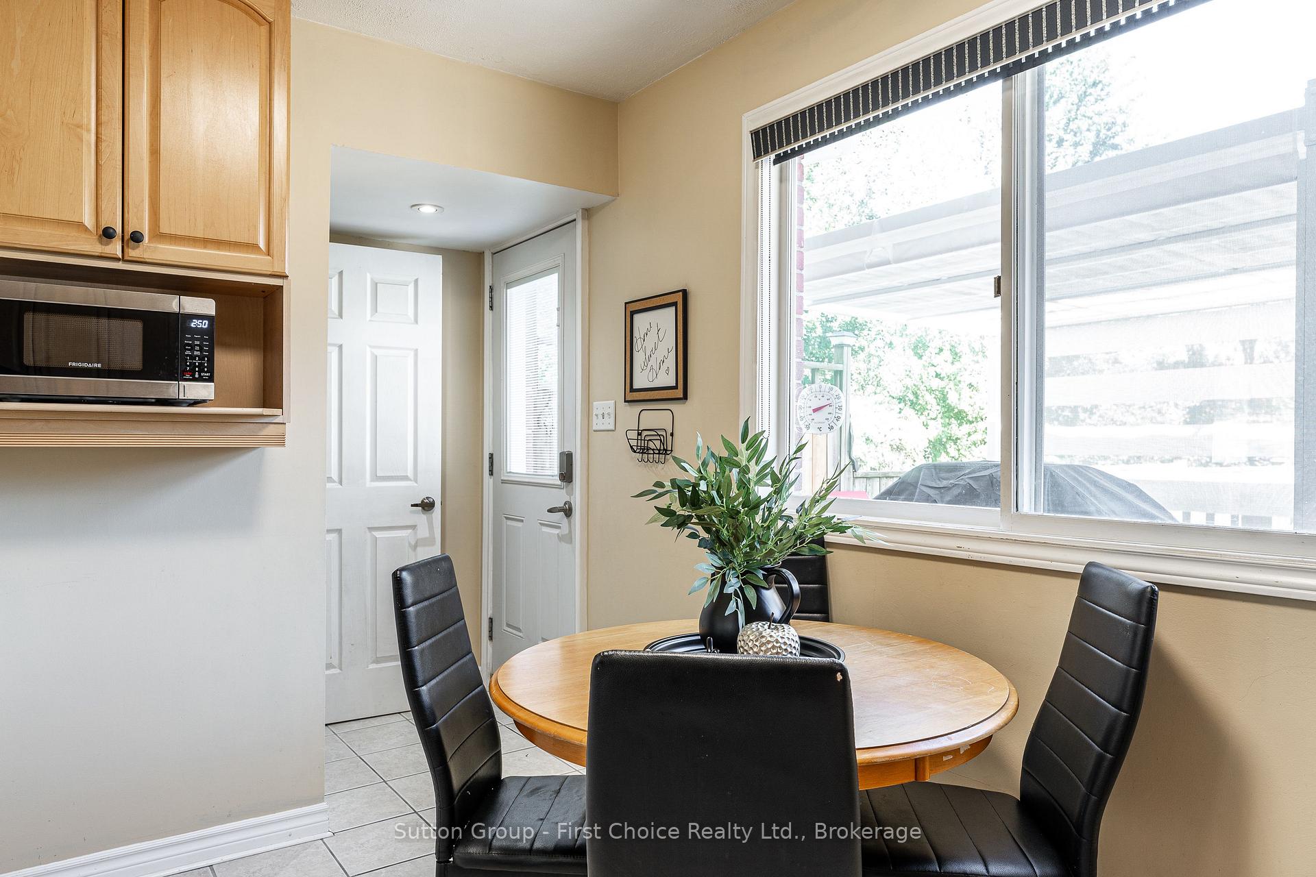 Photo 11 of 93 Kemp Crescent, Stratford — HOMEH