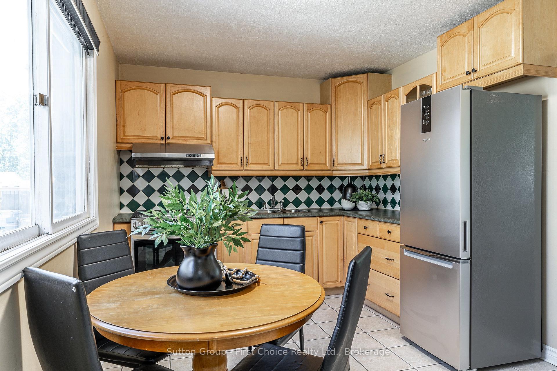 Photo 12 of 93 Kemp Crescent, Stratford — HOMEH