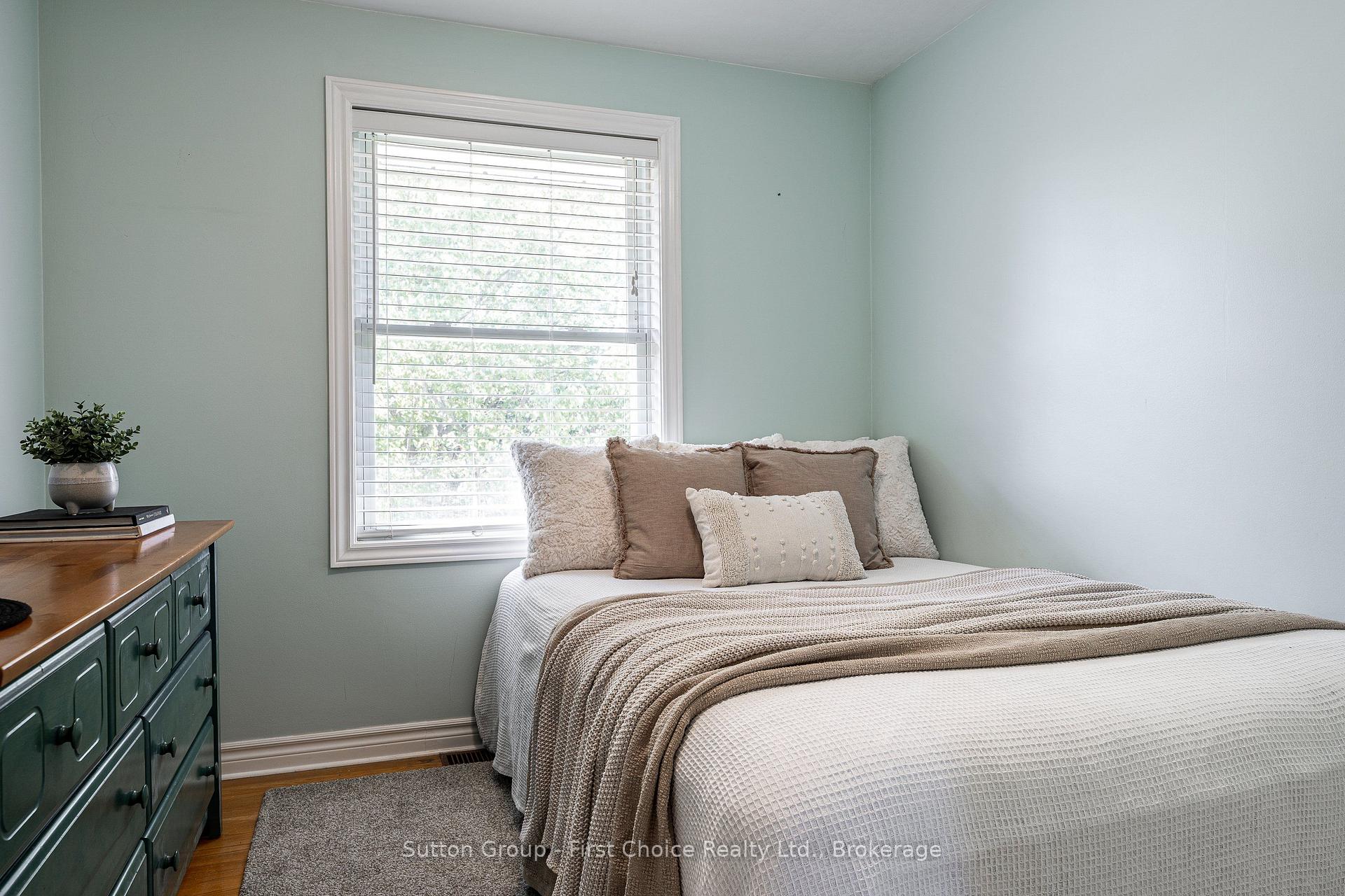Photo 14 of 93 Kemp Crescent, Stratford — HOMEH