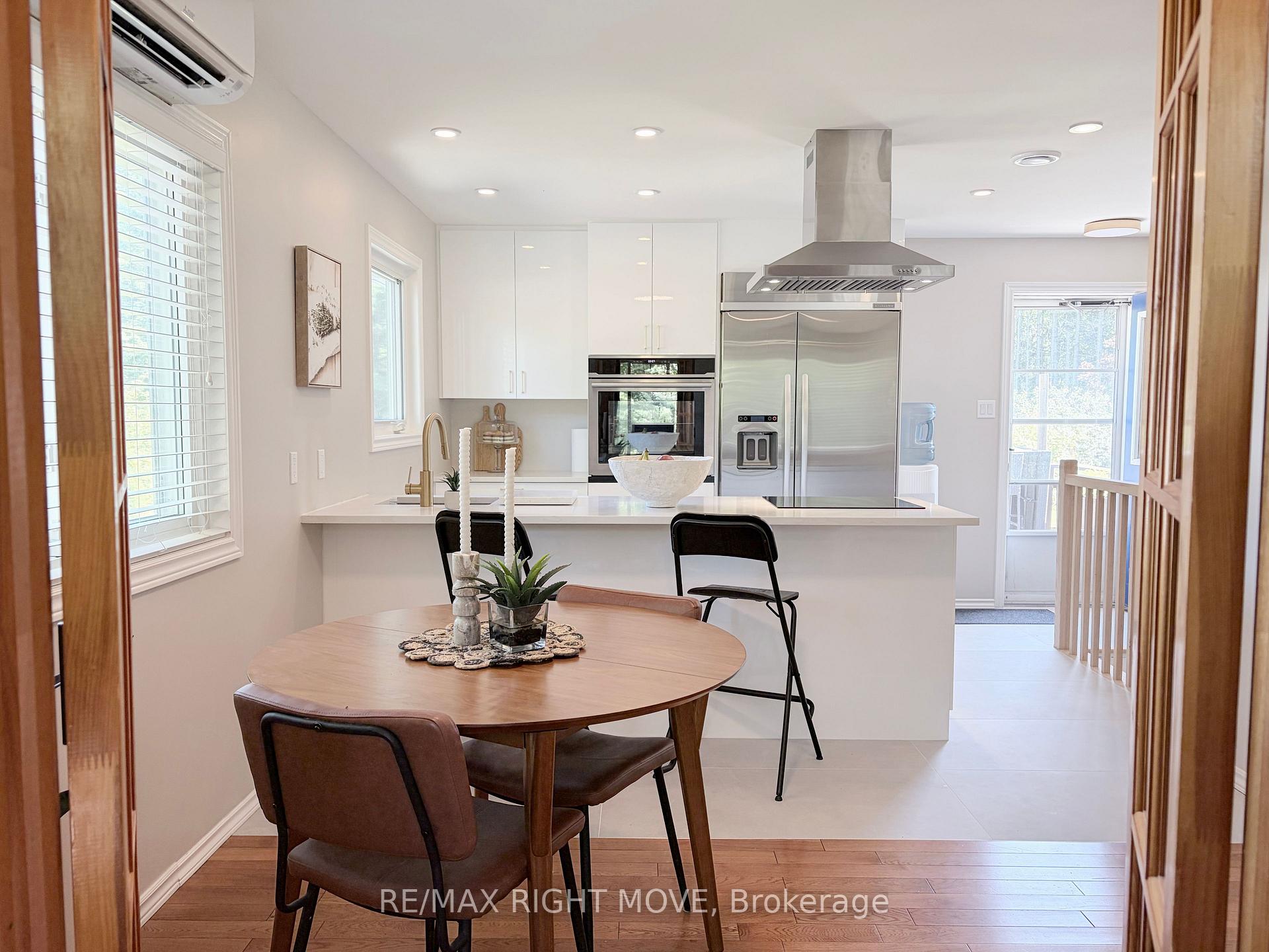 Photo 3 of 8020 Park Lane Crescent, Ramara, Rural Ramara — HOMEH