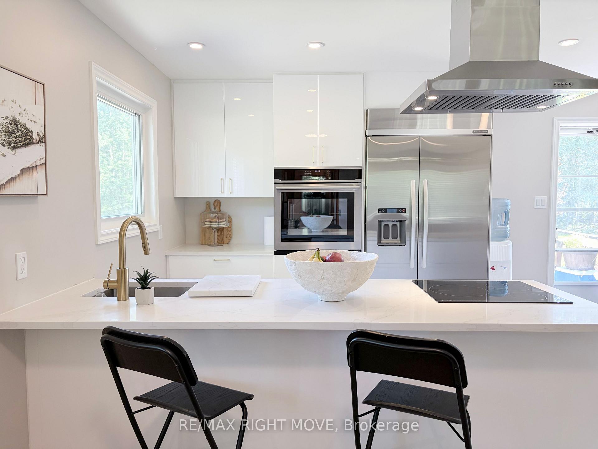 Photo 5 of 8020 Park Lane Crescent, Ramara, Rural Ramara — HOMEH