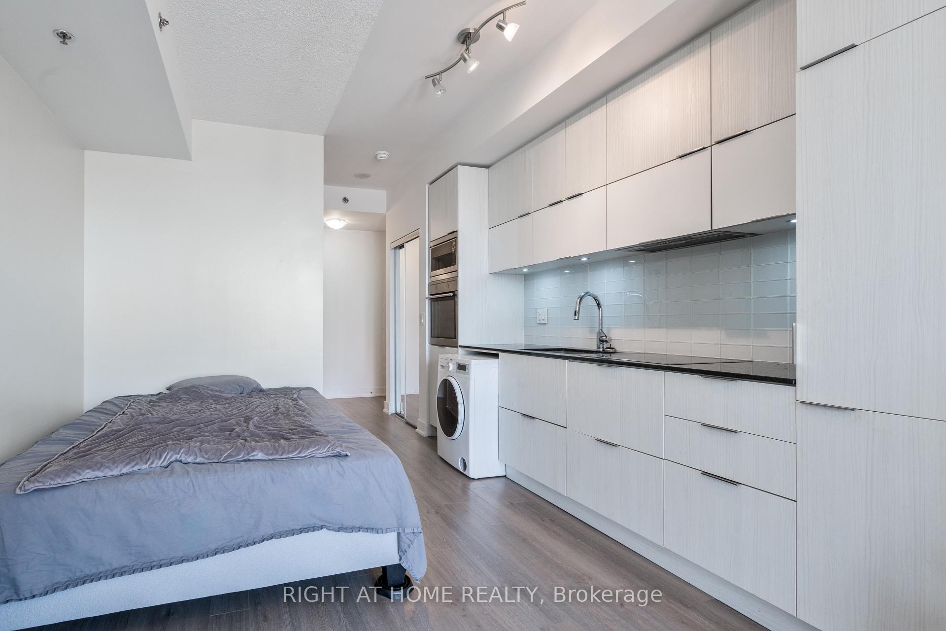 Front of Unit 3509, 318 Richmond Street W