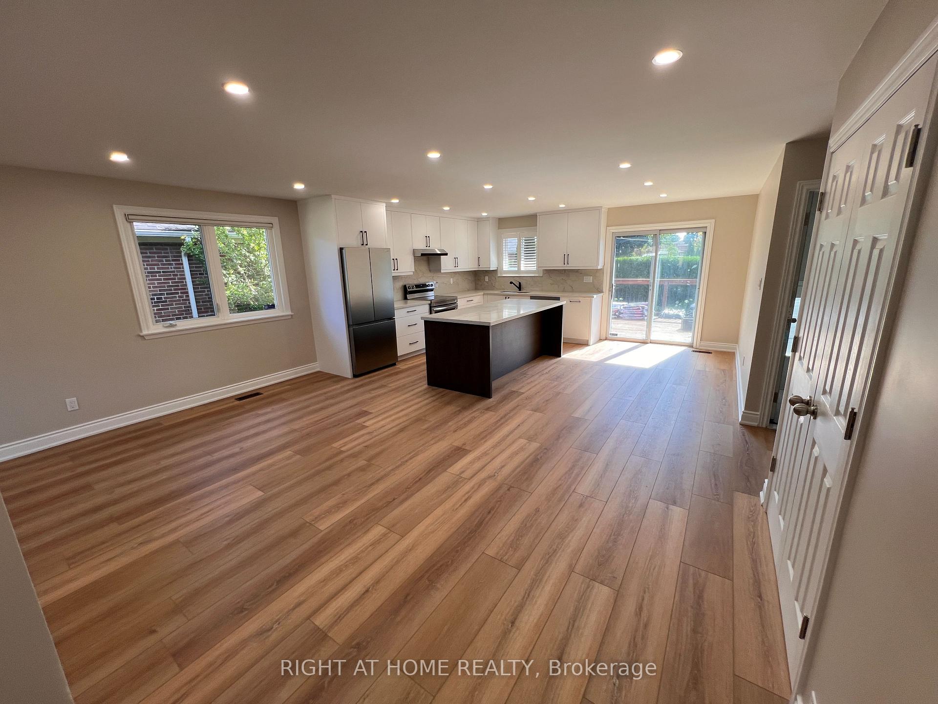 Photo 3 of Unit UPPER, 30 Norbert Crescent, Etobicoke, Markland Wood — HOMEH