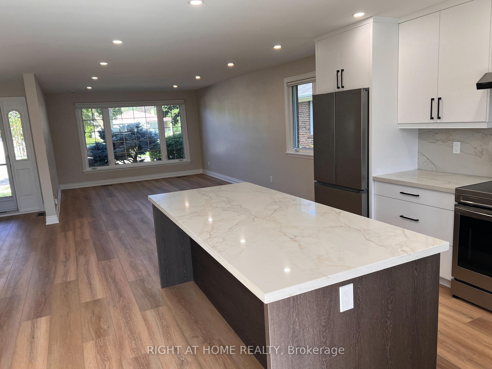 Photo 4 of Unit UPPER, 30 Norbert Crescent, Etobicoke, Markland Wood — HOMEH