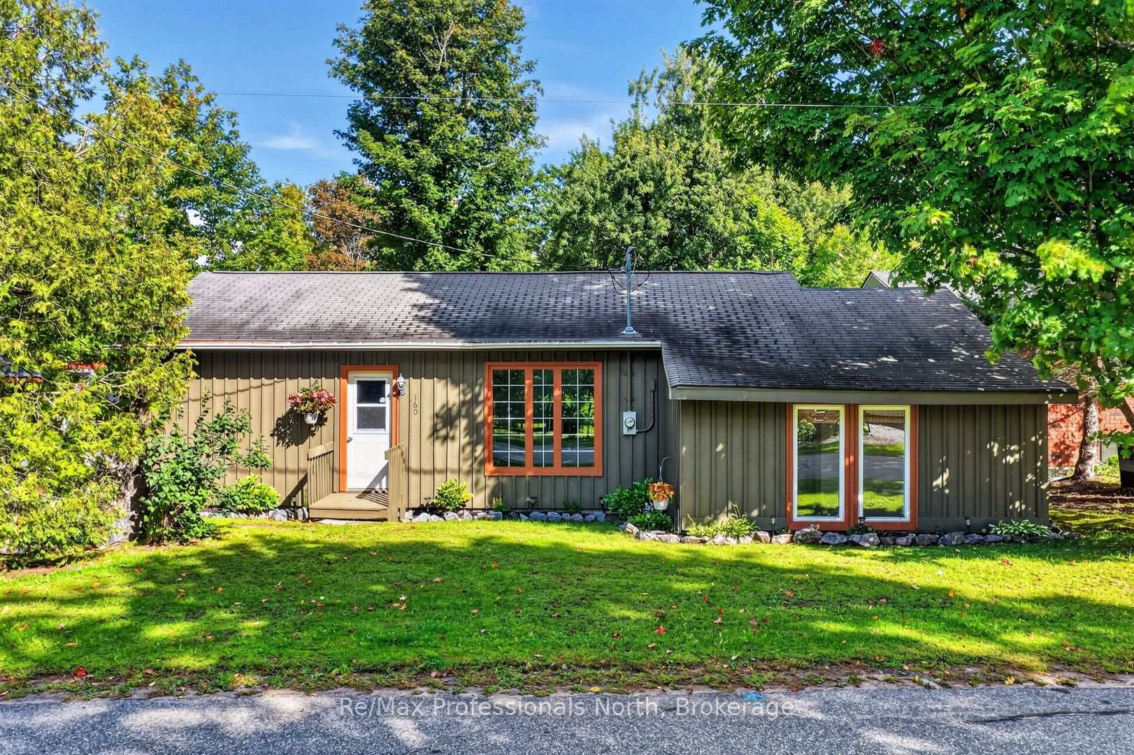 Photo 1 of 160 Isaac Street, Gravenhurst, Muskoka (S) — HOMEH