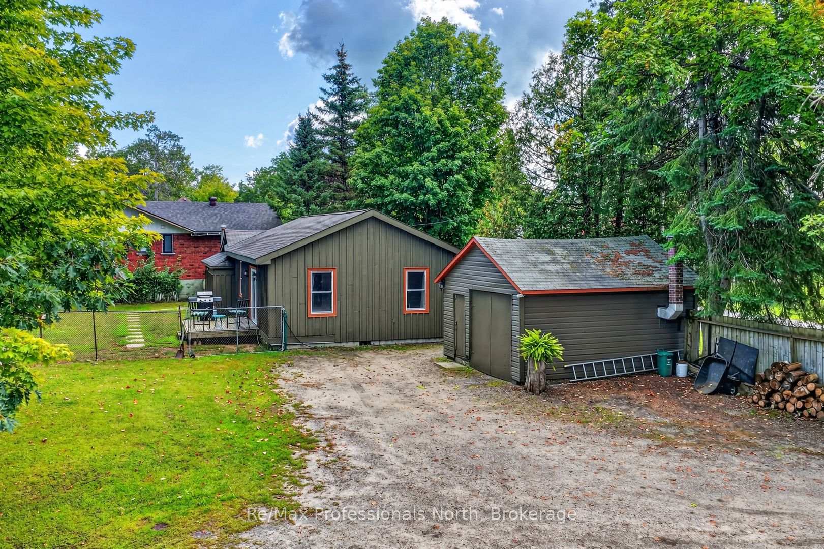 Photo 2 of 160 Isaac Street, Gravenhurst, Muskoka (S) — HOMEH