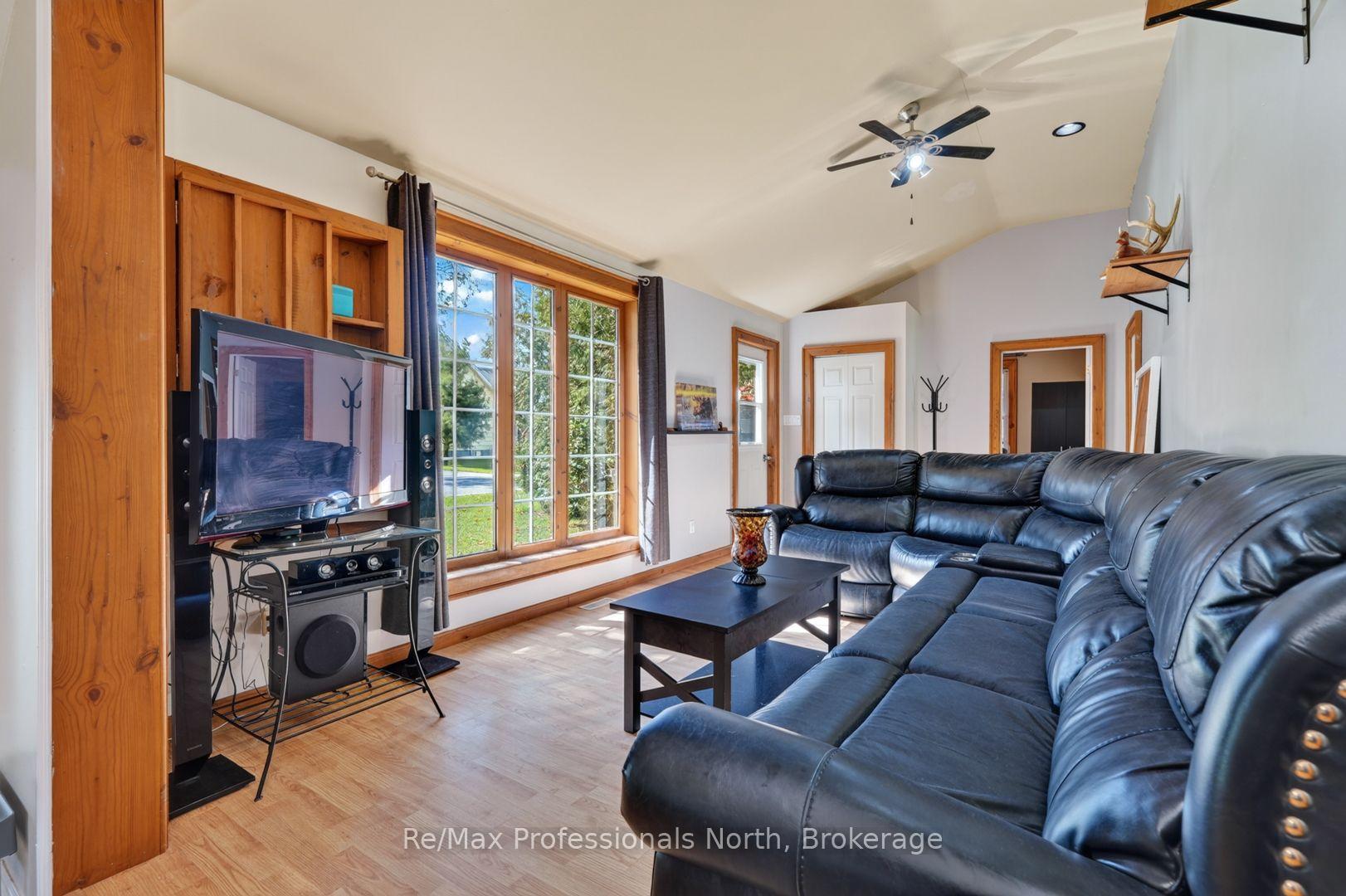 Photo 4 of 160 Isaac Street, Gravenhurst, Muskoka (S) — HOMEH