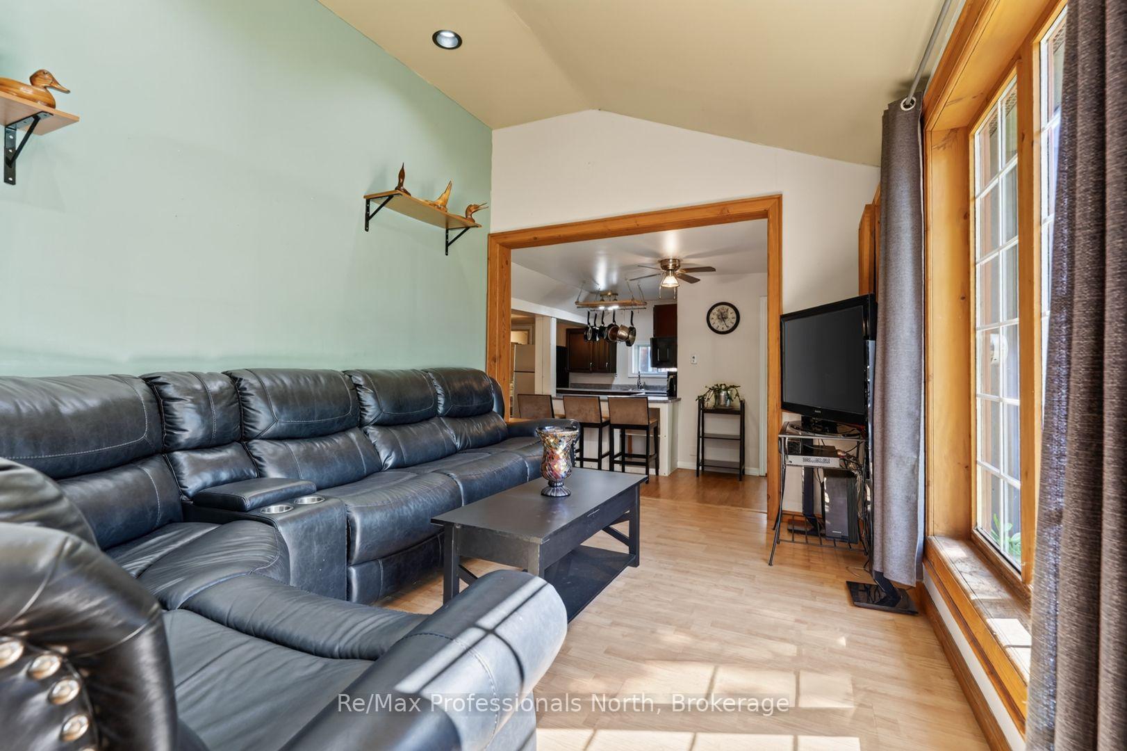 Photo 5 of 160 Isaac Street, Gravenhurst, Muskoka (S) — HOMEH