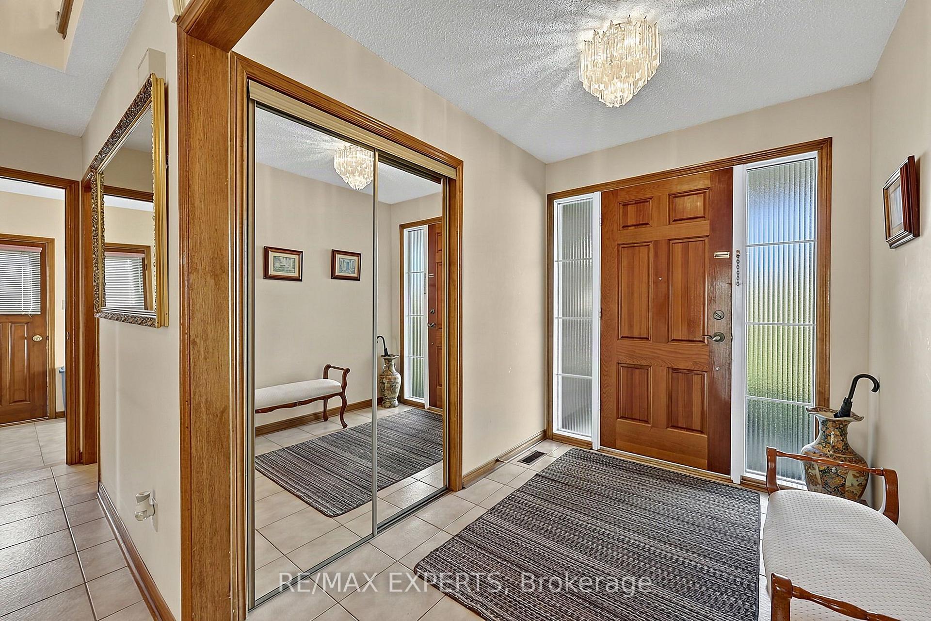 Photo 5 of 179 Bordeaux Drive, Vaughan, East Woodbridge — HOMEH