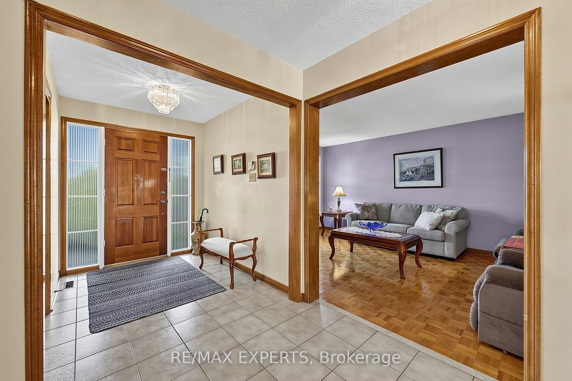 Photo 6 of 179 Bordeaux Drive, Vaughan, East Woodbridge — HOMEH