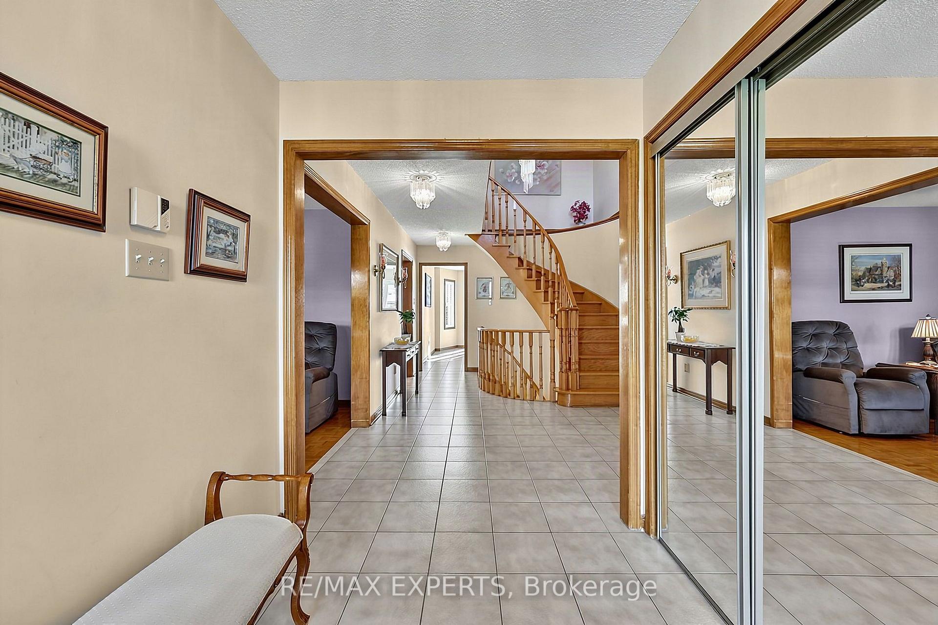 Photo 7 of 179 Bordeaux Drive, Vaughan, East Woodbridge — HOMEH