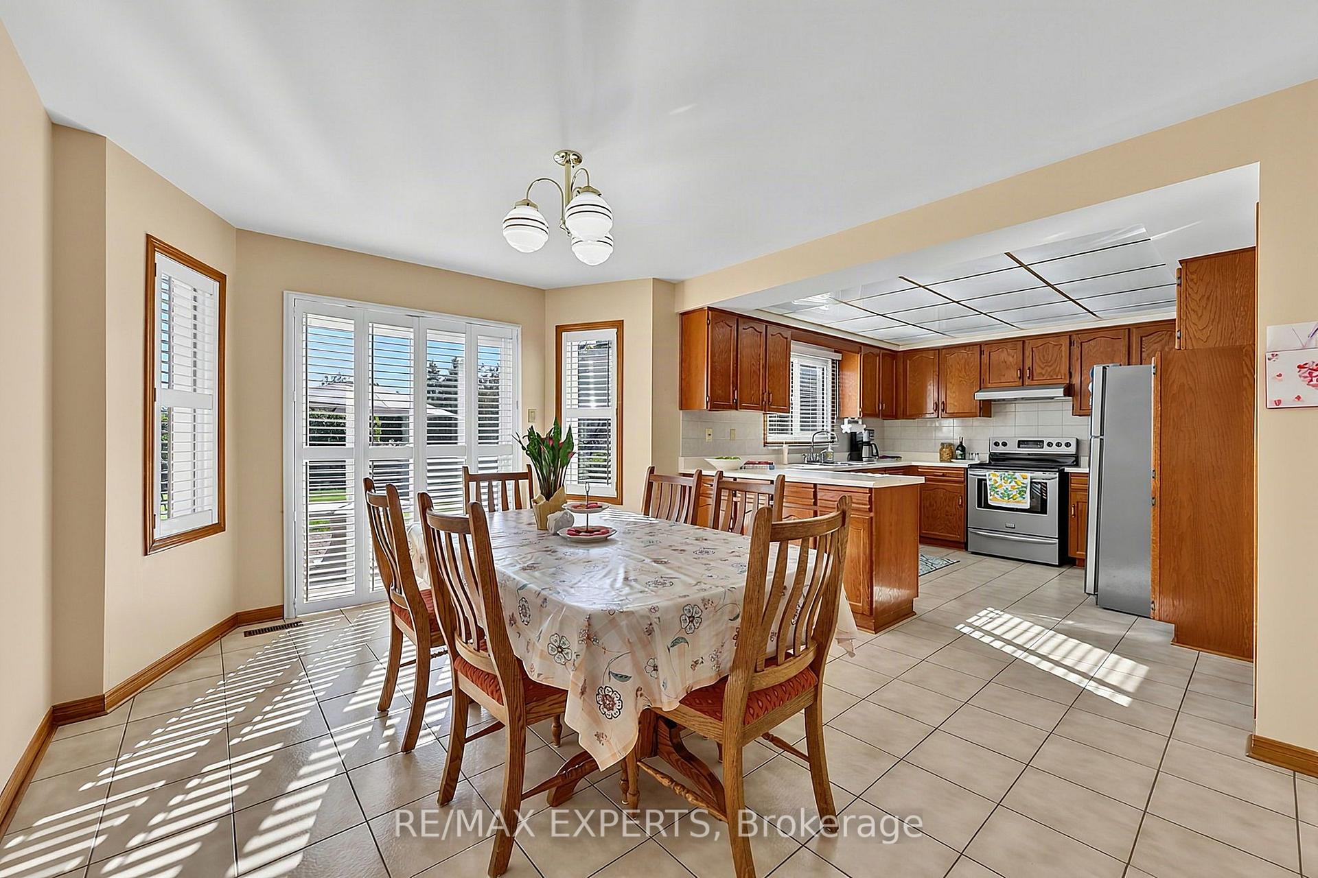 Photo 10 of 179 Bordeaux Drive, Vaughan, East Woodbridge — HOMEH
