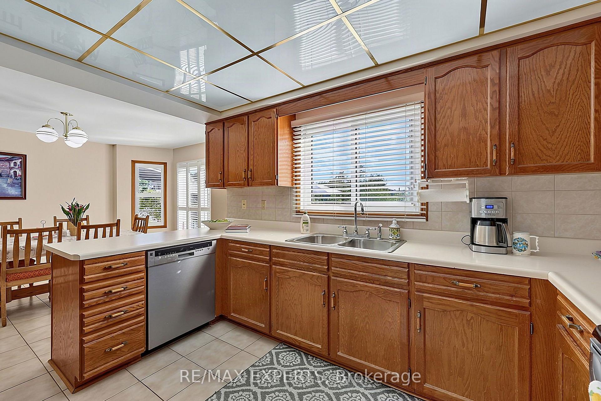 Photo 12 of 179 Bordeaux Drive, Vaughan, East Woodbridge — HOMEH