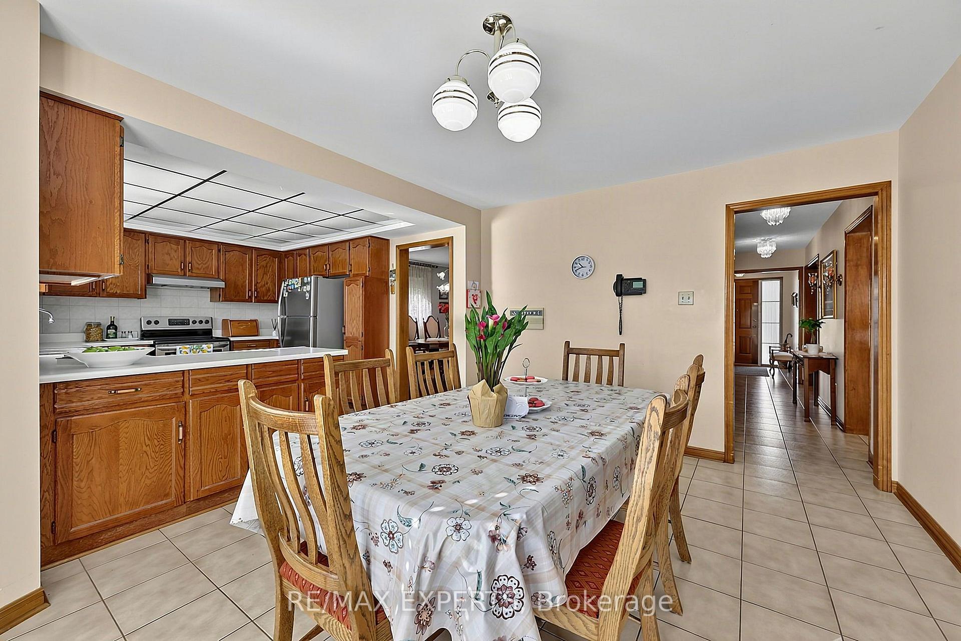 Photo 14 of 179 Bordeaux Drive, Vaughan, East Woodbridge — HOMEH