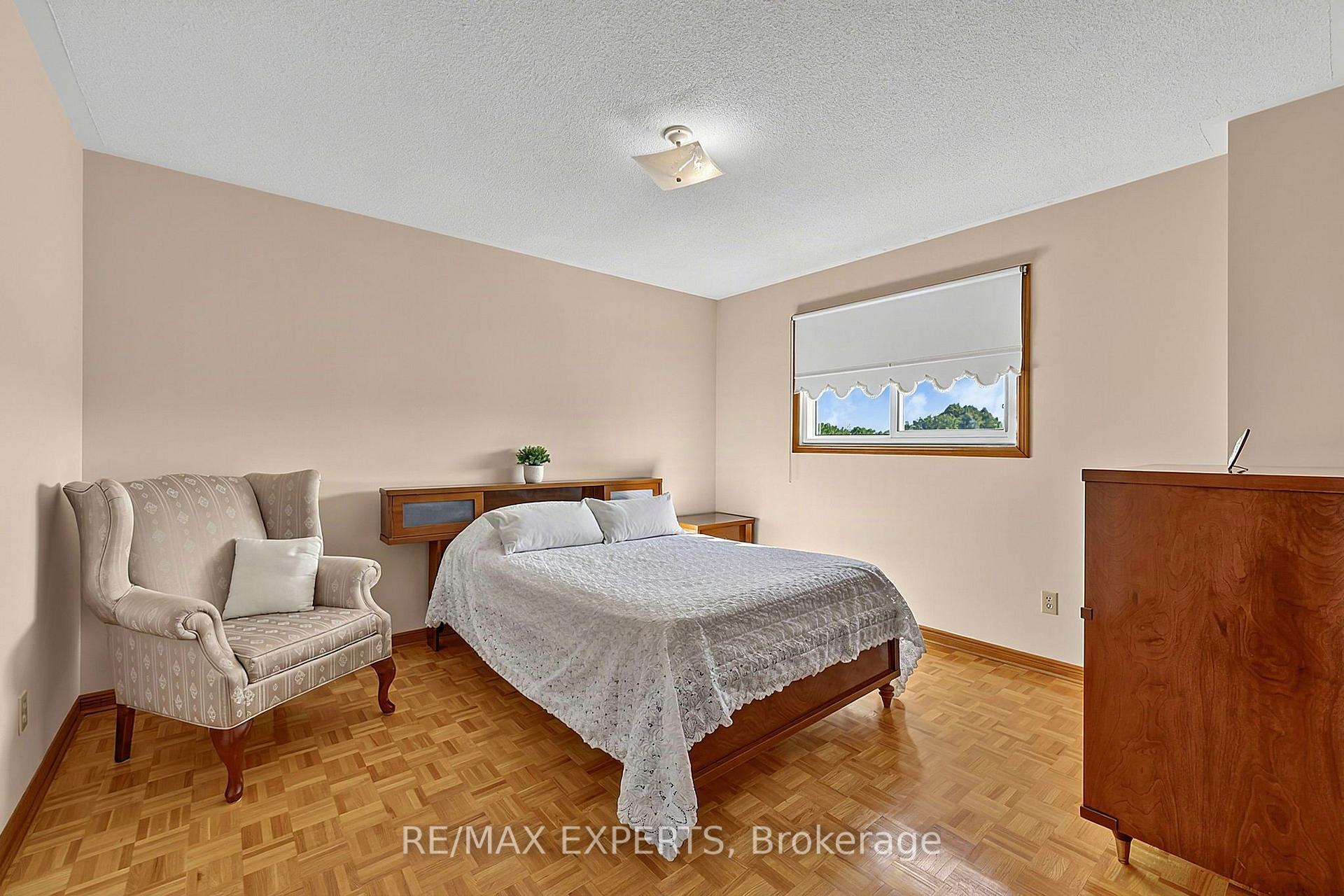 Photo 23 of 179 Bordeaux Drive, Vaughan, East Woodbridge — HOMEH