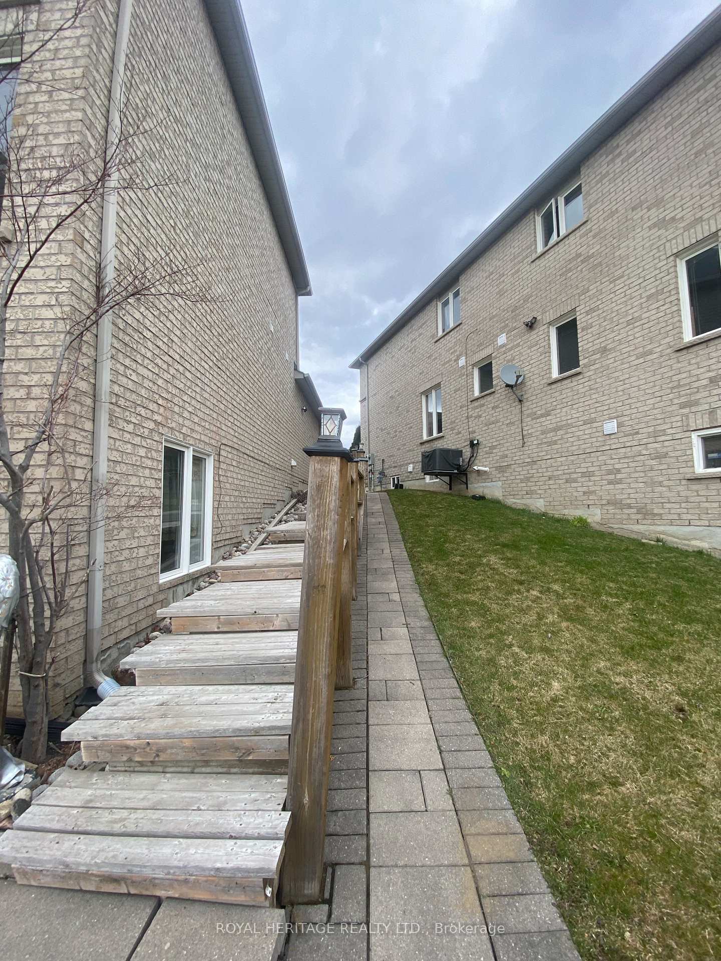 Photo 4 of 15 Sirius Crescent, Scarborough, Rouge — HOMEH