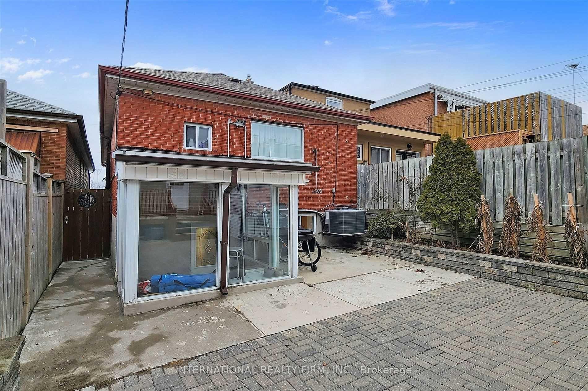 Photo 30 of 297 Gilbert Avenue, Toronto, Caledonia-Fairbank — HOMEH