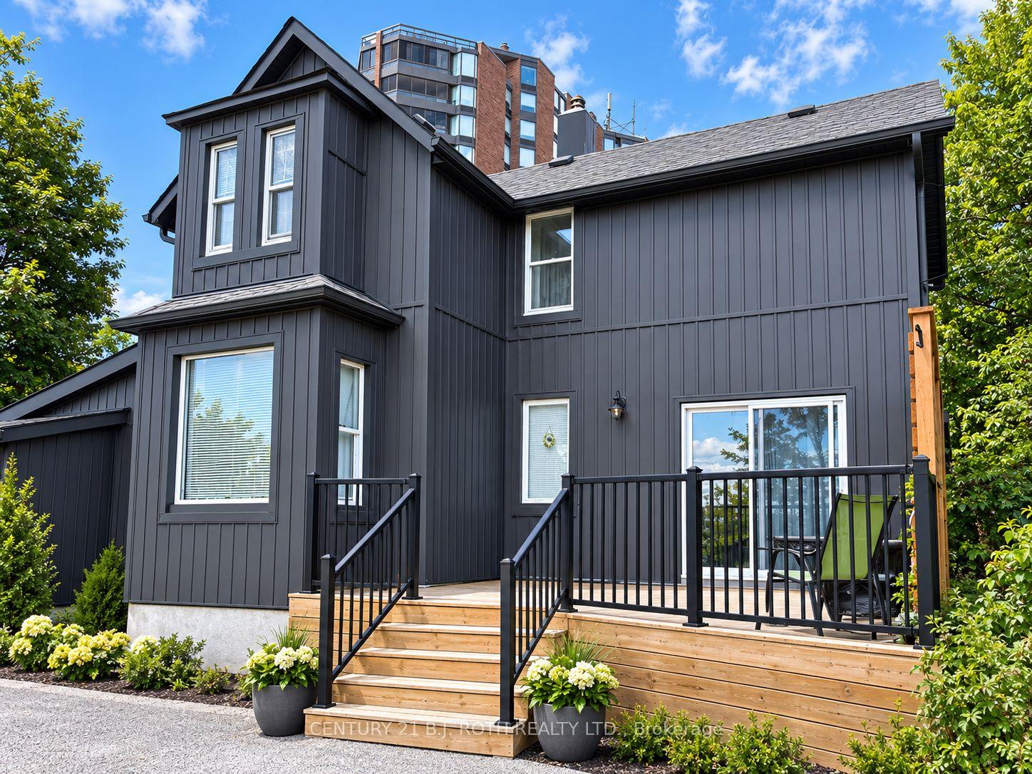 Photo of 253 Dunlop Street E