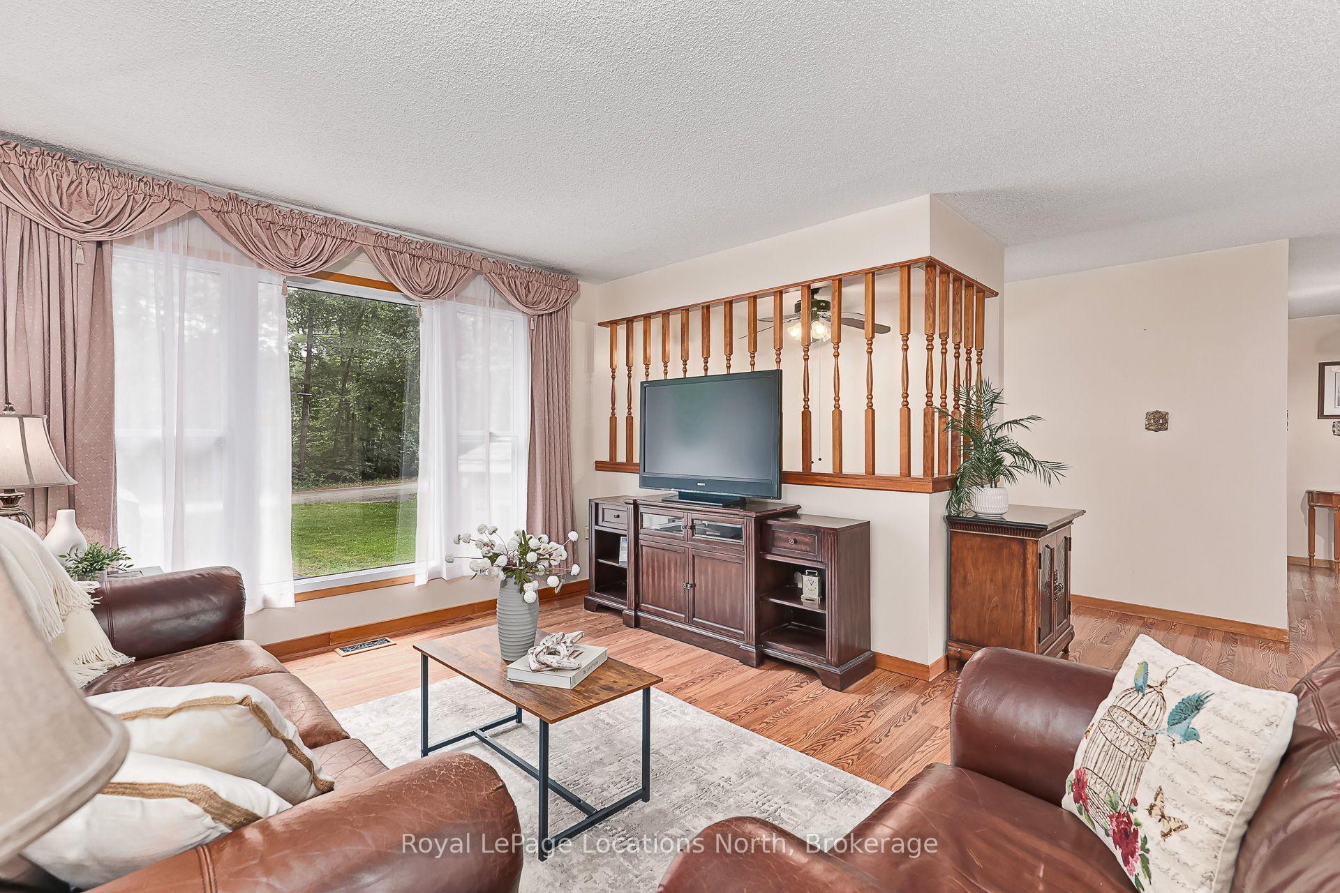 Photo 9 of 26 Stroud Crescent, Wasaga Beach — HOMEH