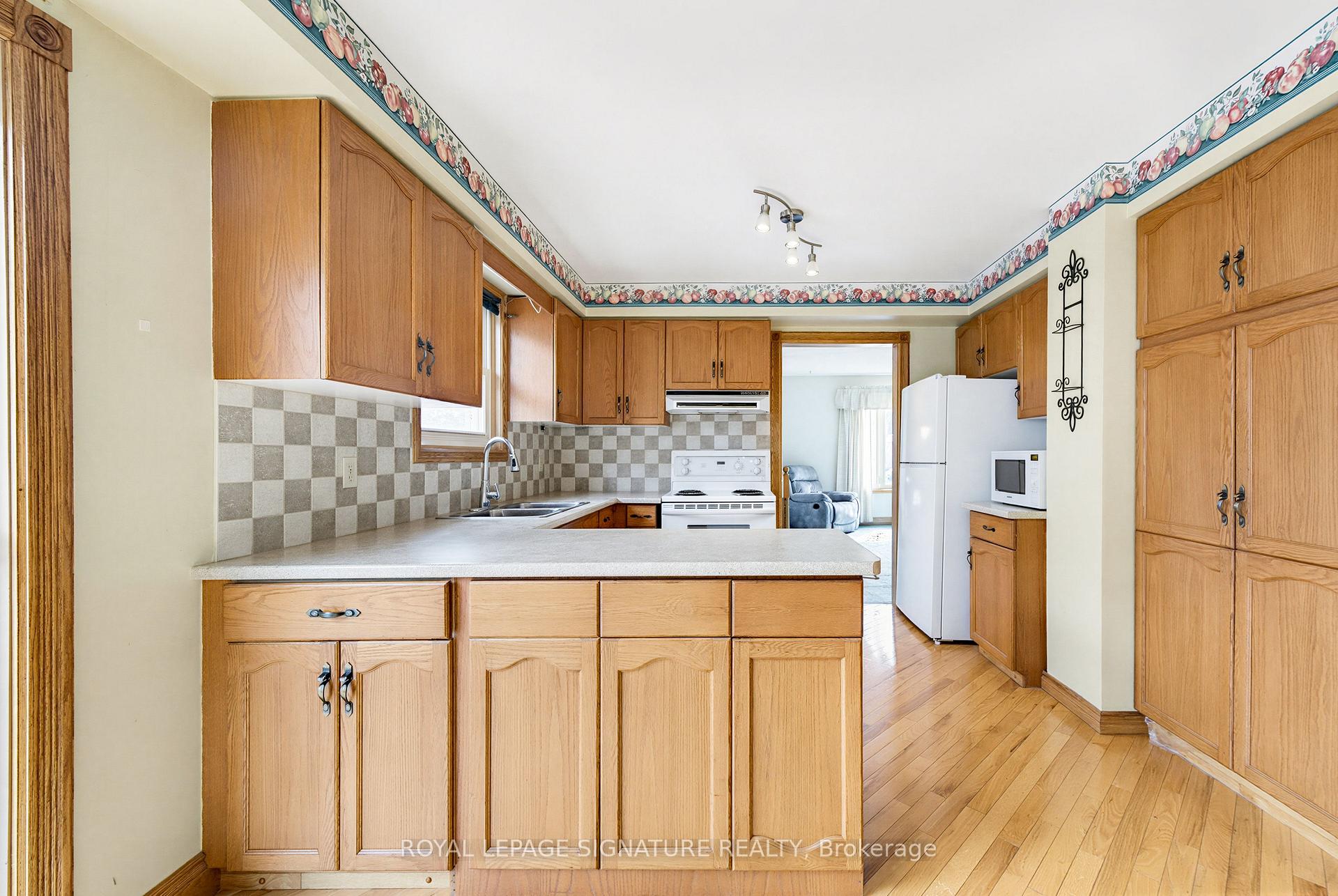 Photo 11 of 20 McFeeters Crescent, Clarington, Bowmanville — HOMEH