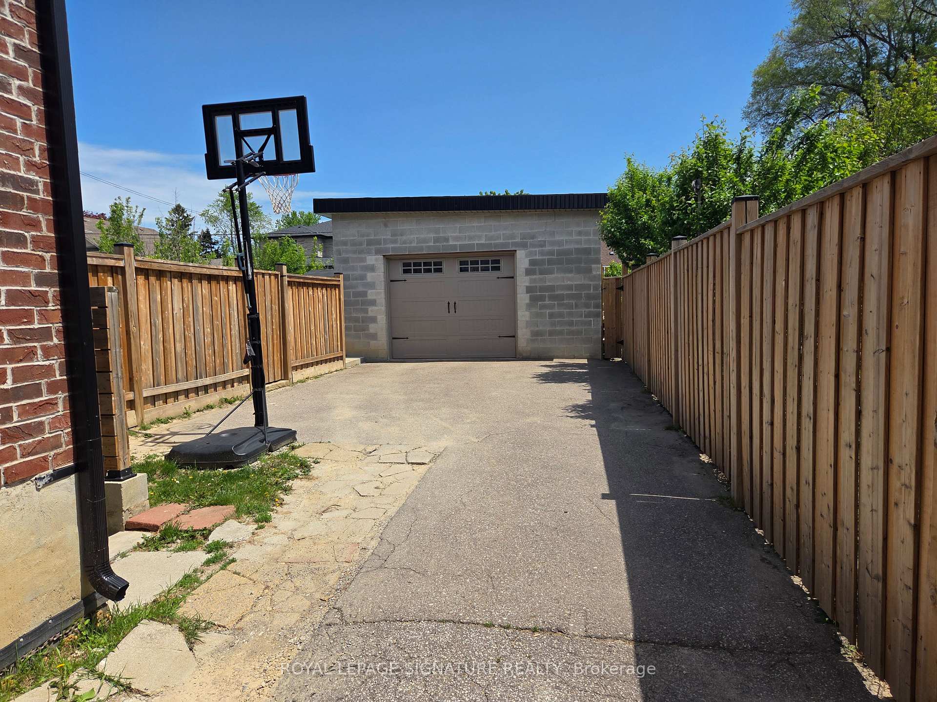 Photo 2 of Unit Lower, 33 Ingleside Drive, North York, Downsview-Roding-CFB — HOMEH