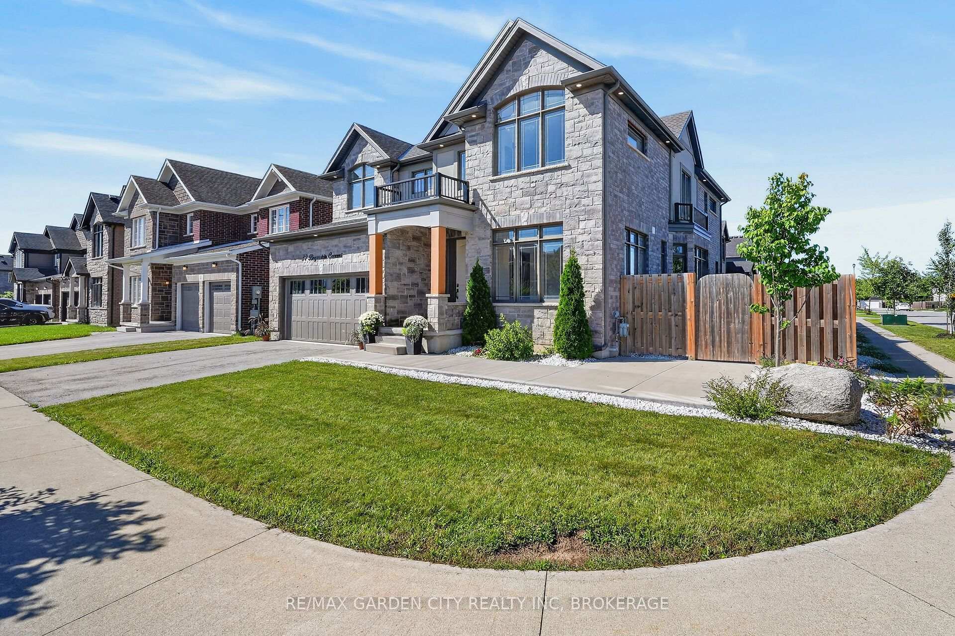Photo 3 of 57 Bergenstein Cres, Pelham, Fonthill — HOMEH