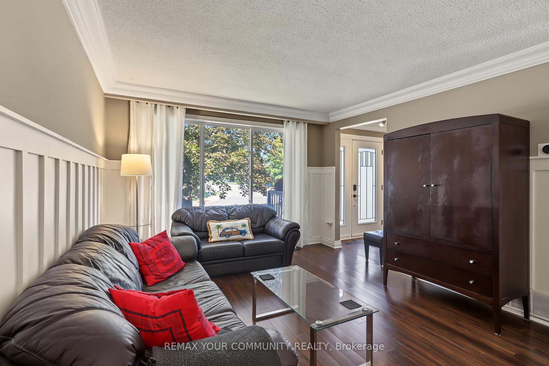 Photo 5 of 33 McDonald Drive, Aurora, Aurora Heights — HOMEH