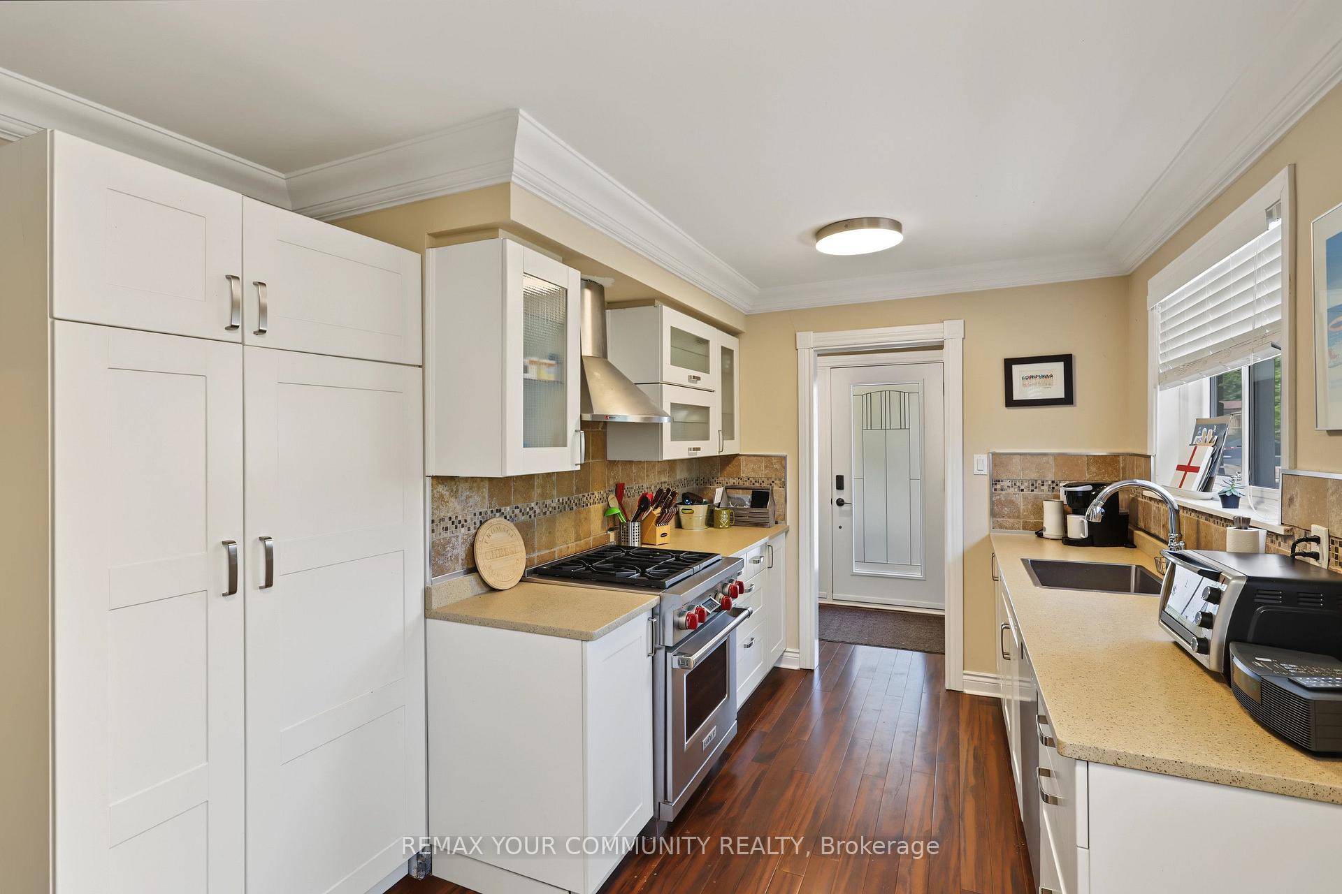 Photo 10 of 33 McDonald Drive, Aurora, Aurora Heights — HOMEH
