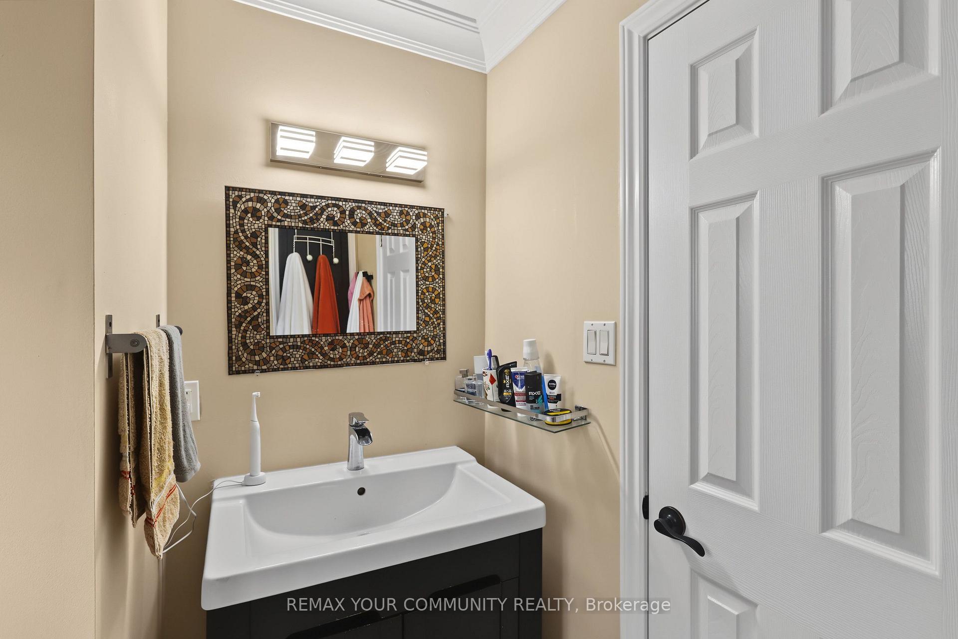 Photo 17 of 33 McDonald Drive, Aurora, Aurora Heights — HOMEH