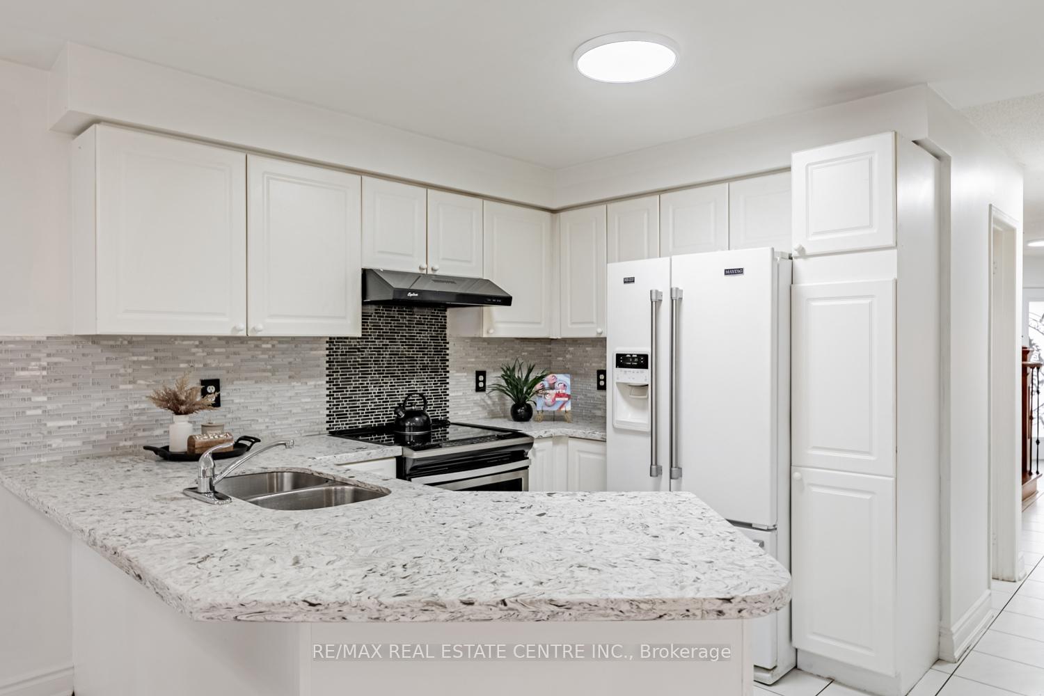 Photo 12 of 8 Mannel Crescent, Brampton, Fletcher's West — HOMEH