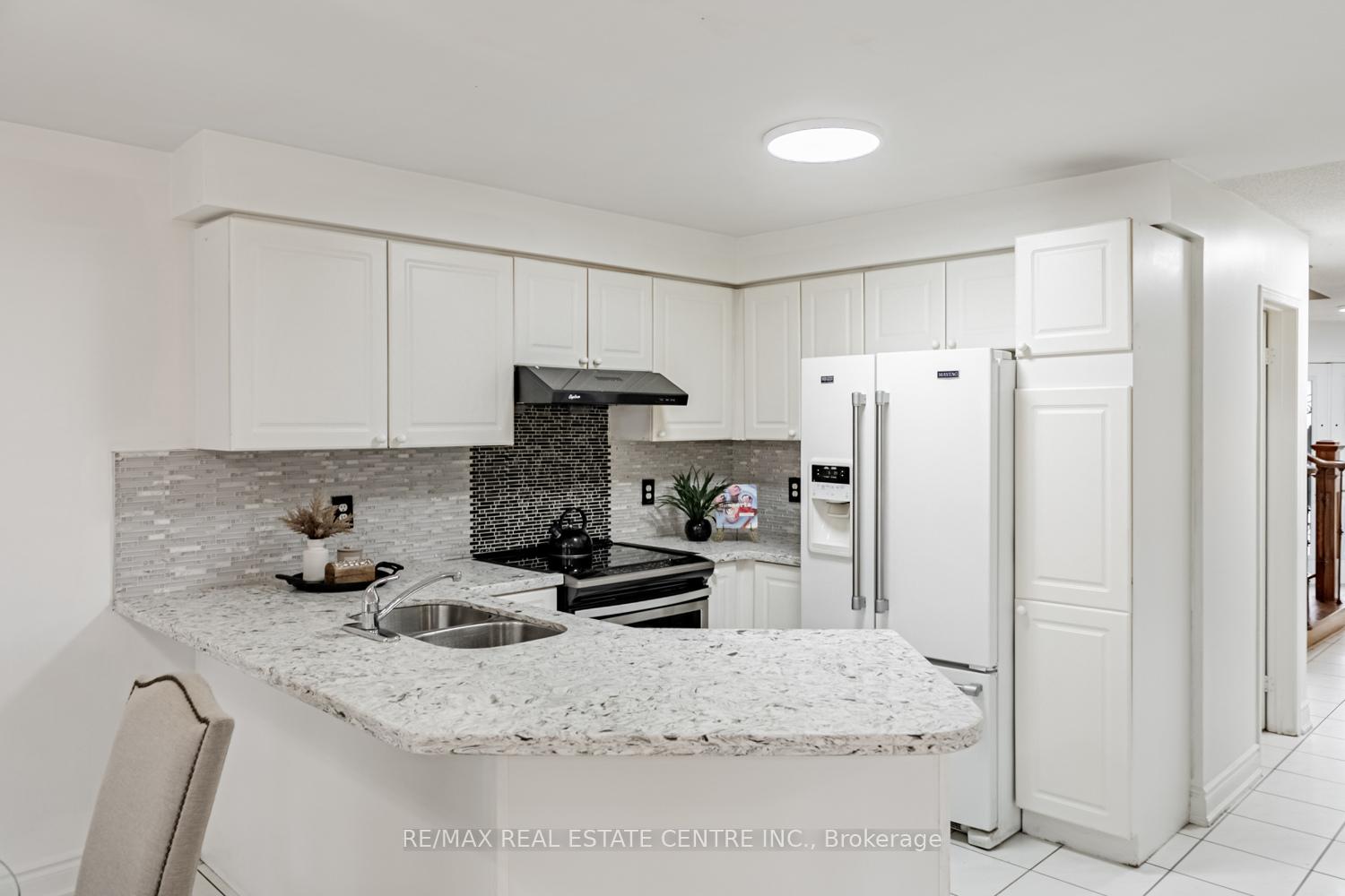 Photo 13 of 8 Mannel Crescent, Brampton, Fletcher's West — HOMEH