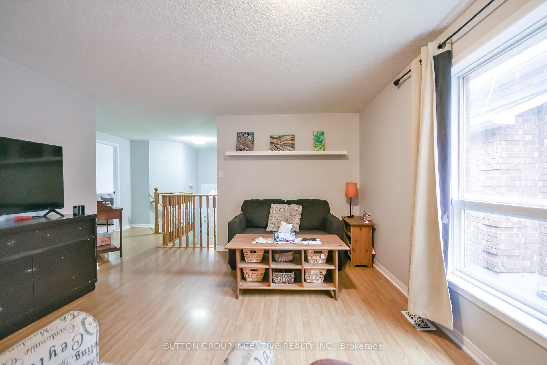 Photo 4 of 22 Peregrine Road, Barrie, Little Lake — HOMEH