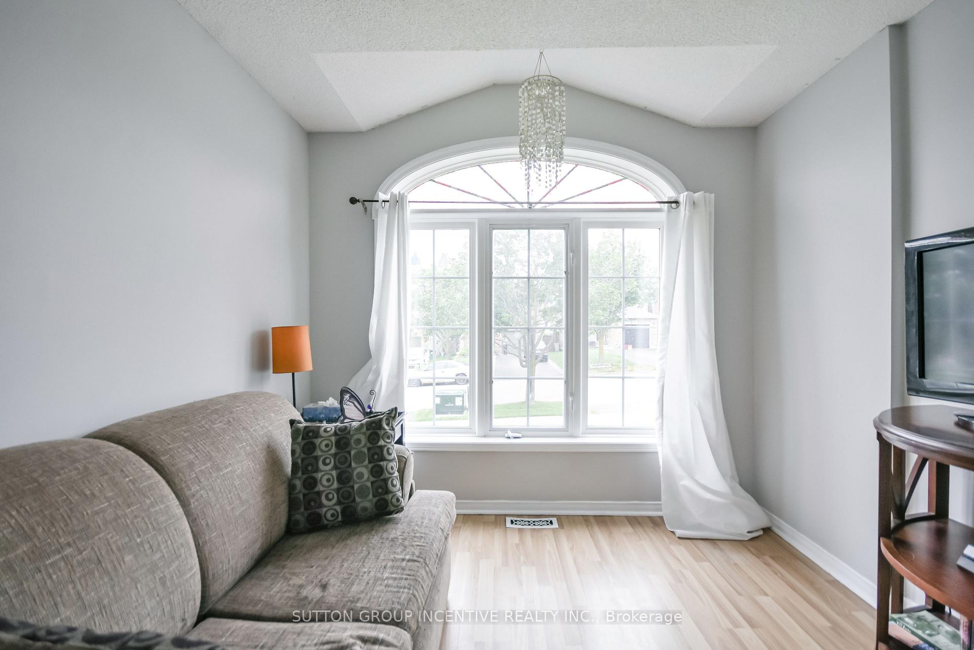 Photo 10 of 22 Peregrine Road, Barrie, Little Lake — HOMEH