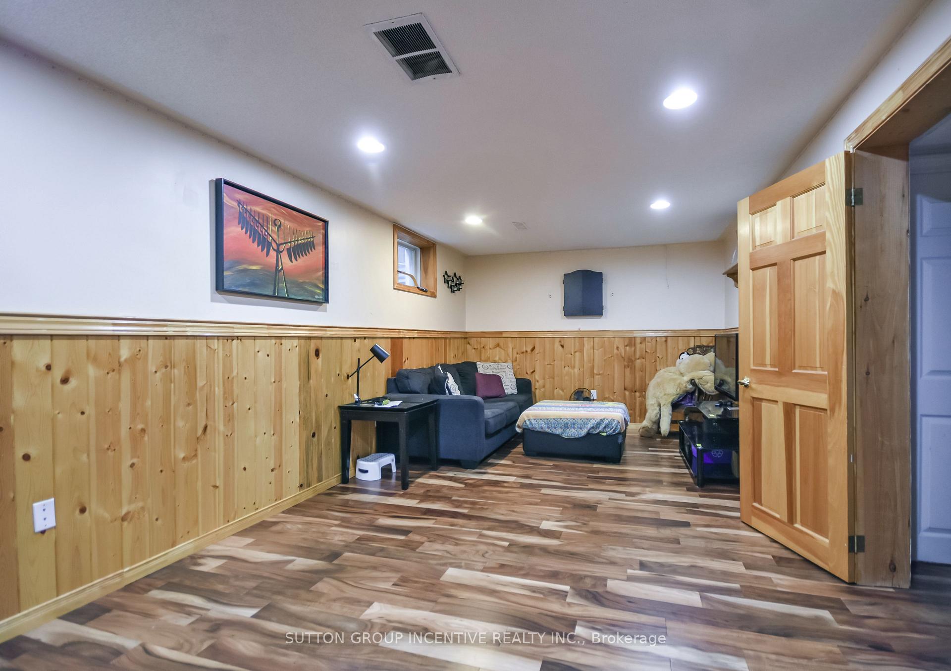 Photo 12 of 22 Peregrine Road, Barrie, Little Lake — HOMEH