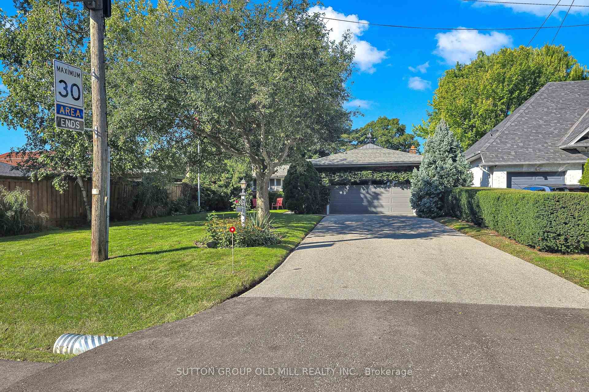Photo 2 of 4 Ravenscrest Drive, Etobicoke, Princess-Rosethorn — HOMEH