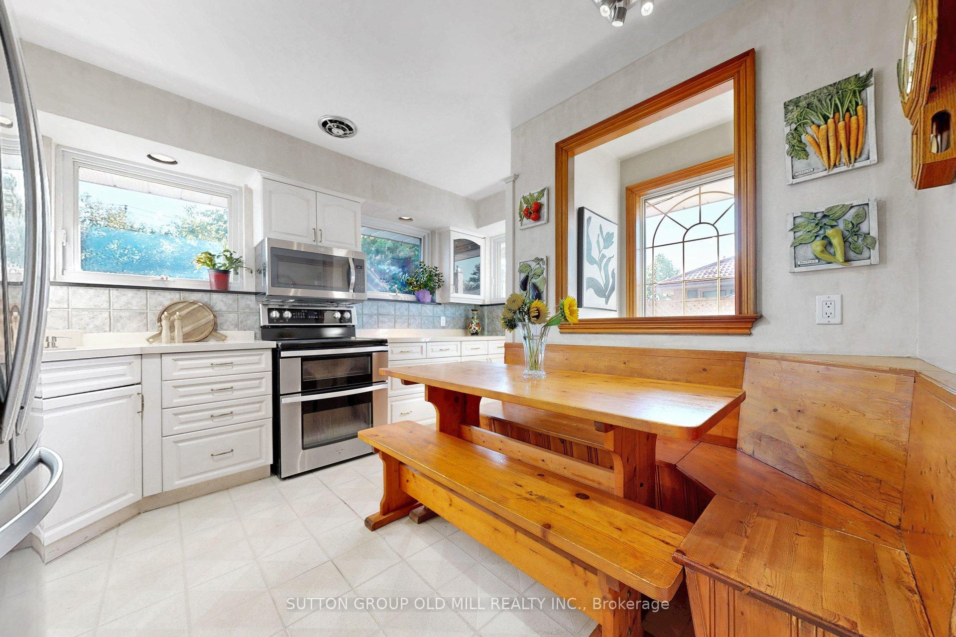 Photo 8 of 4 Ravenscrest Drive, Etobicoke, Princess-Rosethorn — HOMEH