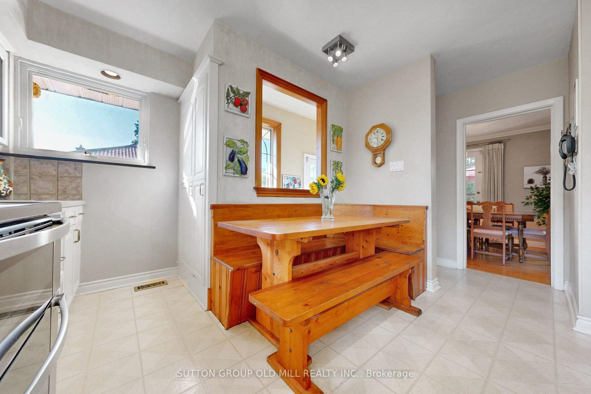 Photo 9 of 4 Ravenscrest Drive, Etobicoke, Princess-Rosethorn — HOMEH