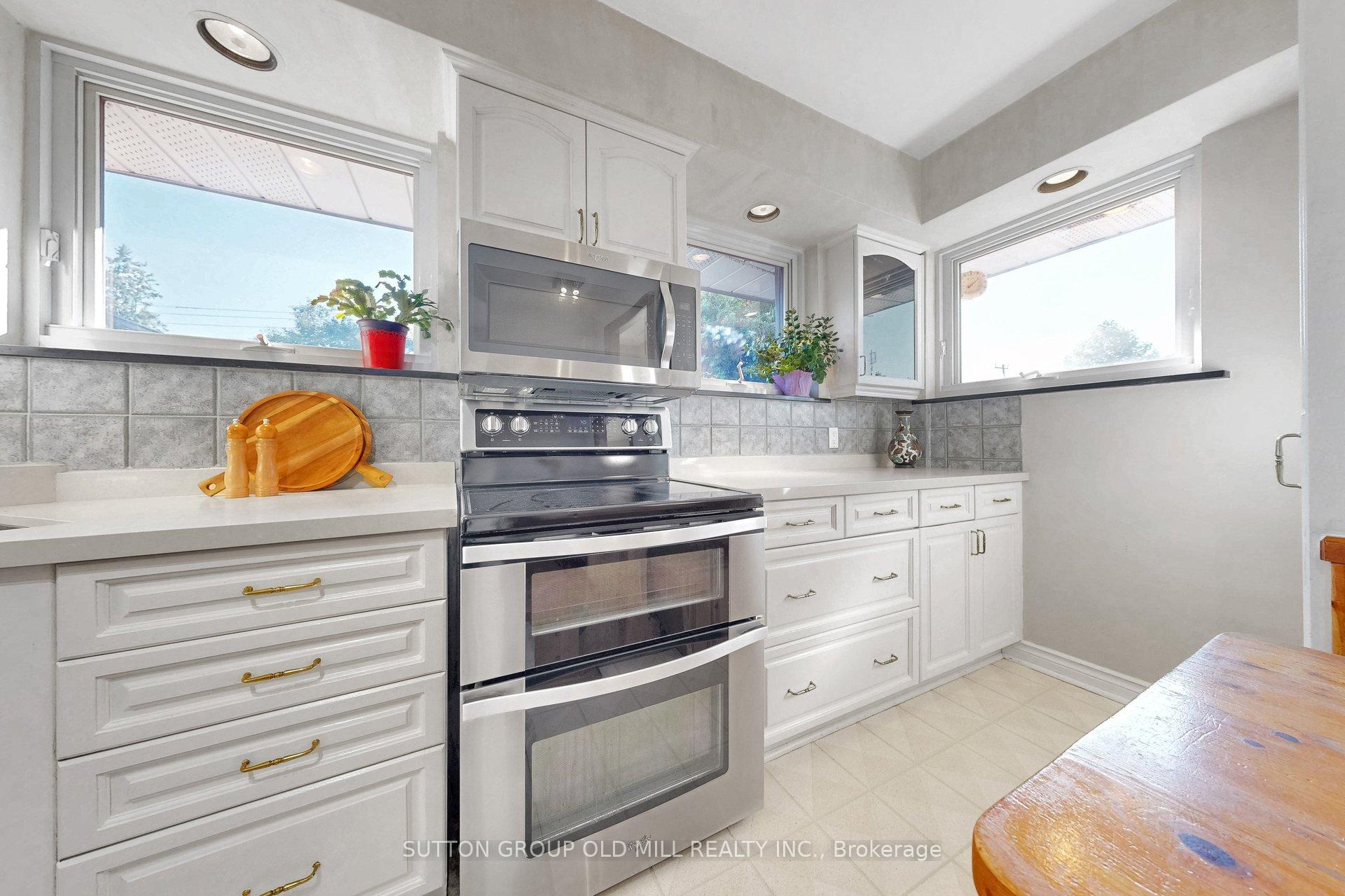 Photo 11 of 4 Ravenscrest Drive, Etobicoke, Princess-Rosethorn — HOMEH