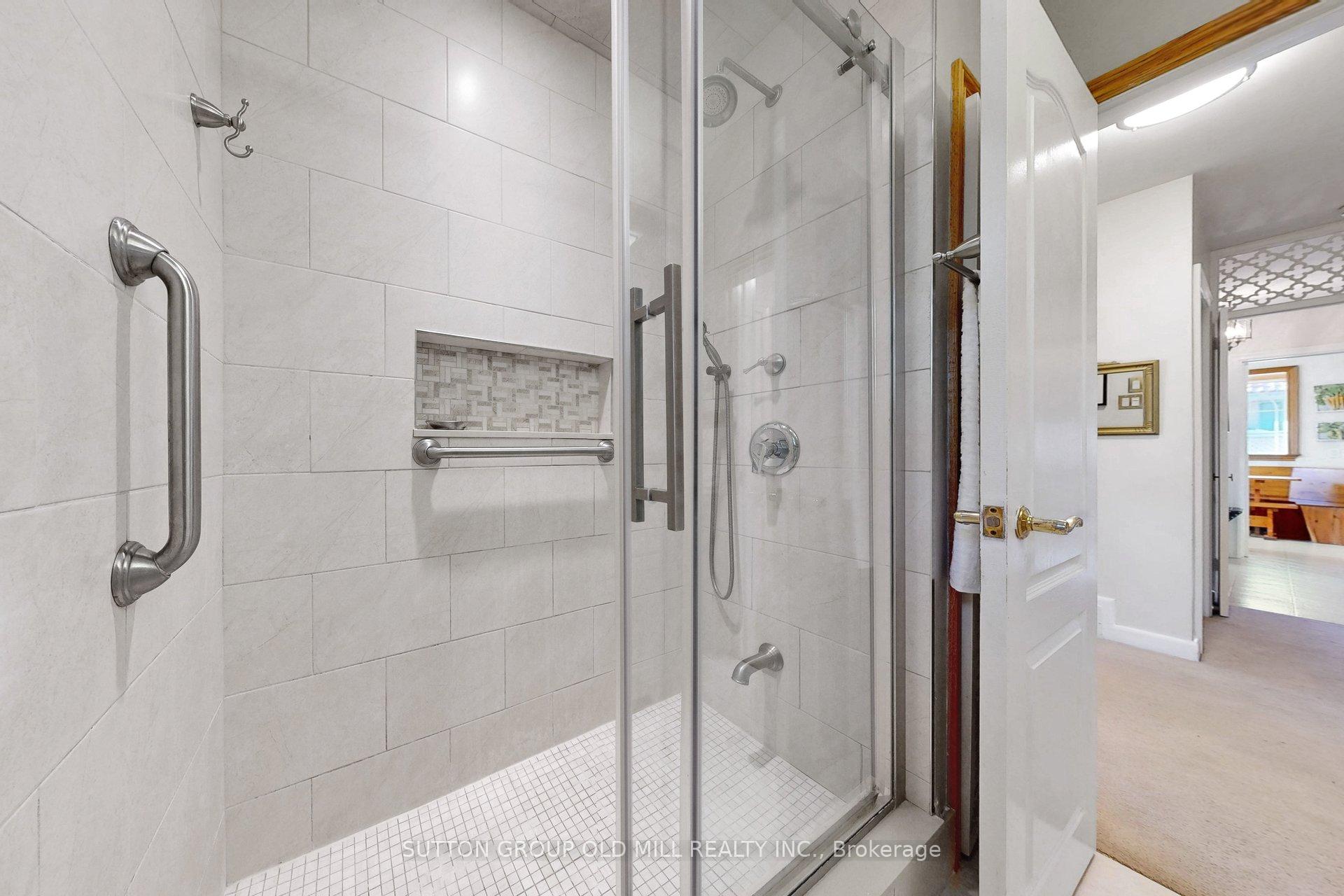 Photo 25 of 4 Ravenscrest Drive, Etobicoke, Princess-Rosethorn — HOMEH